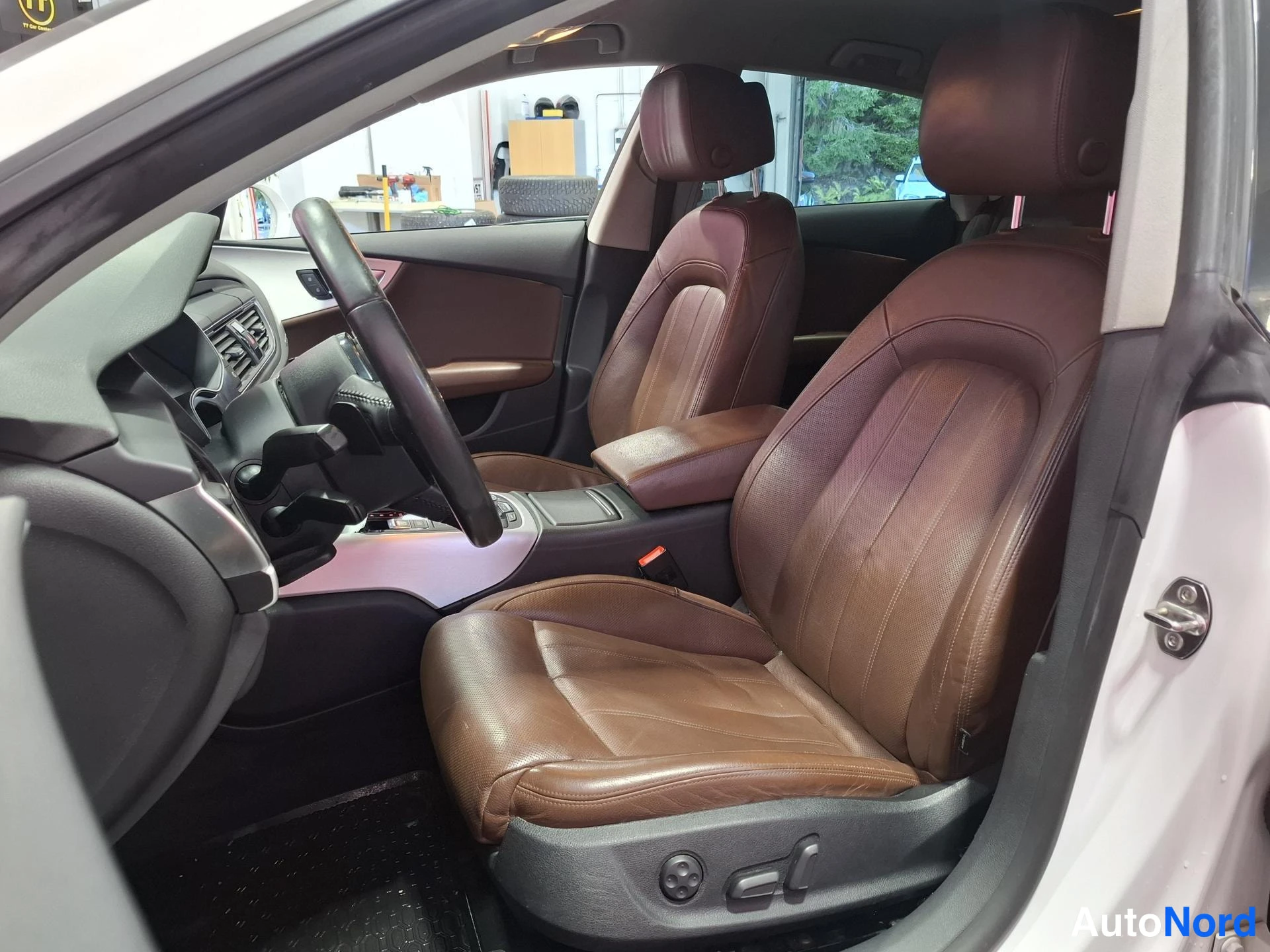 White Audi A7 2012, front seats, photo 10