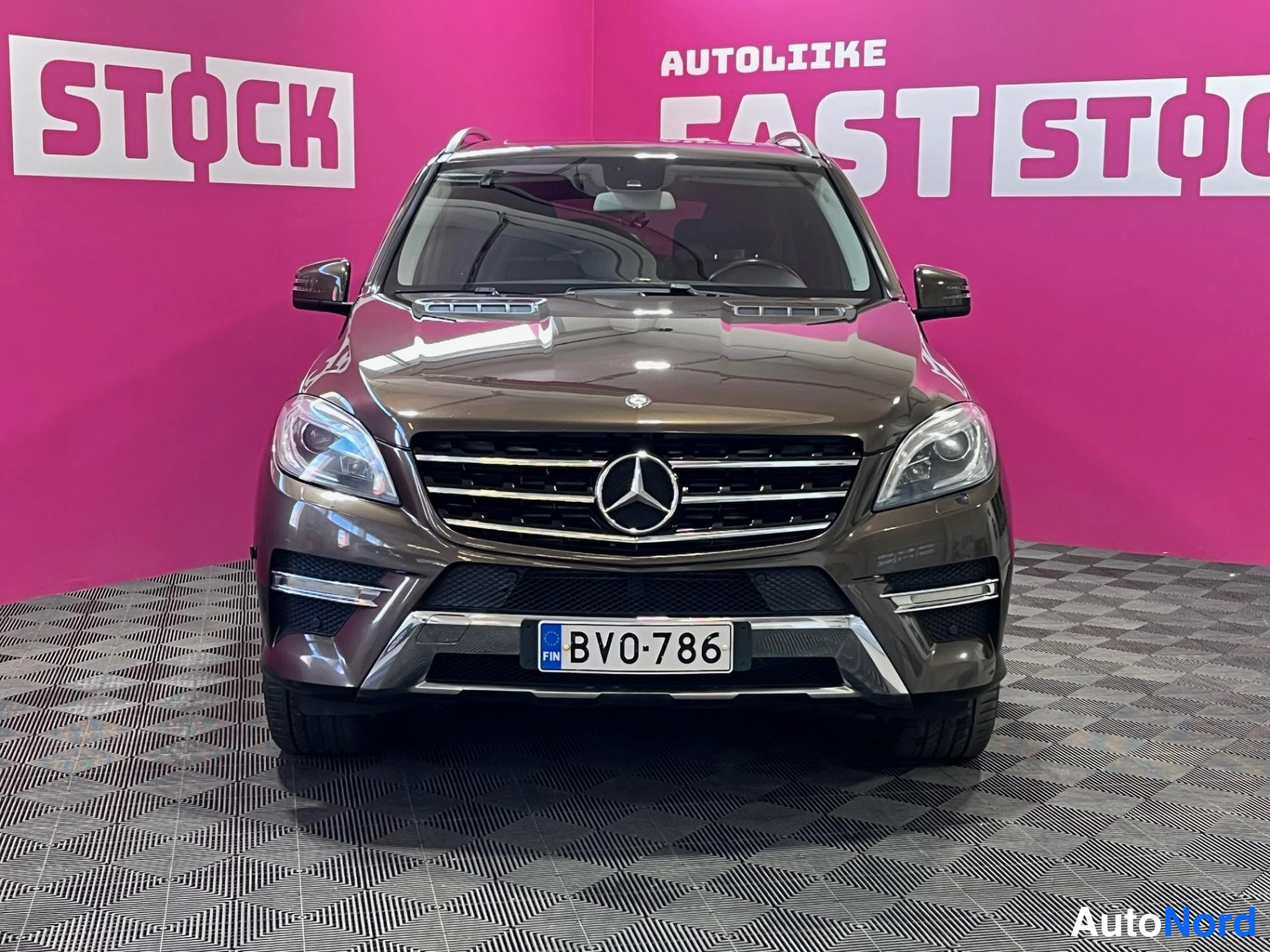 Ruskea Mercedes-Benz ML 350 BlueTEC 4MATIC 2012, edestä, kuva 3