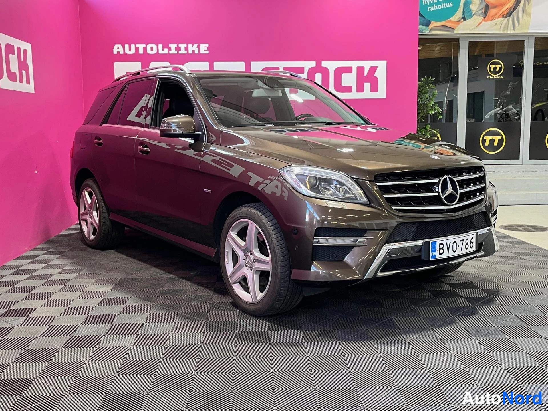 Ruskea Mercedes-Benz ML 350 BlueTEC 4MATIC 2012, etuviisto, keula oikealle, kuva 2