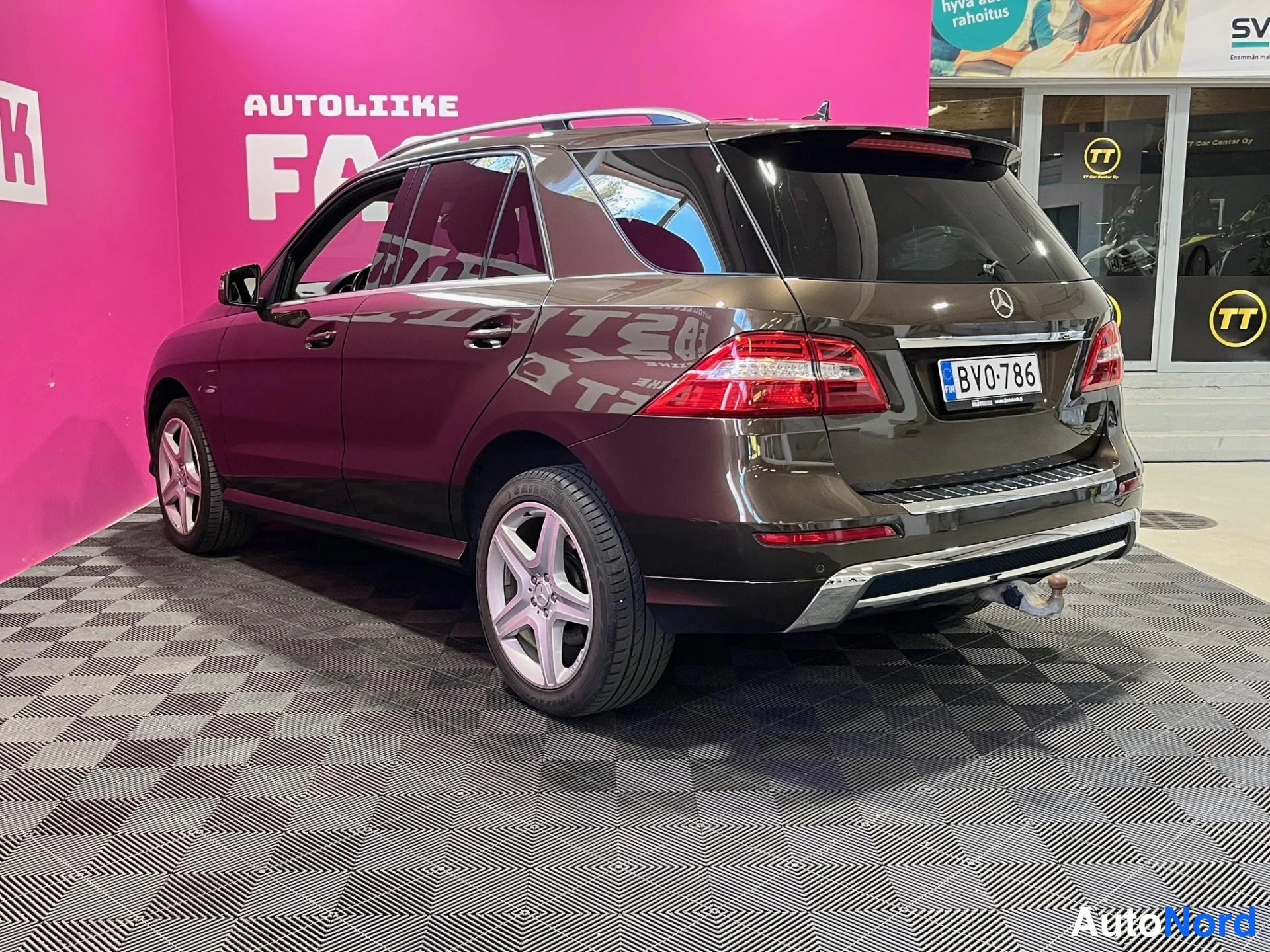 Ruskea Mercedes-Benz ML 350 BlueTEC 4MATIC 2012, takaviisto, kuva 4