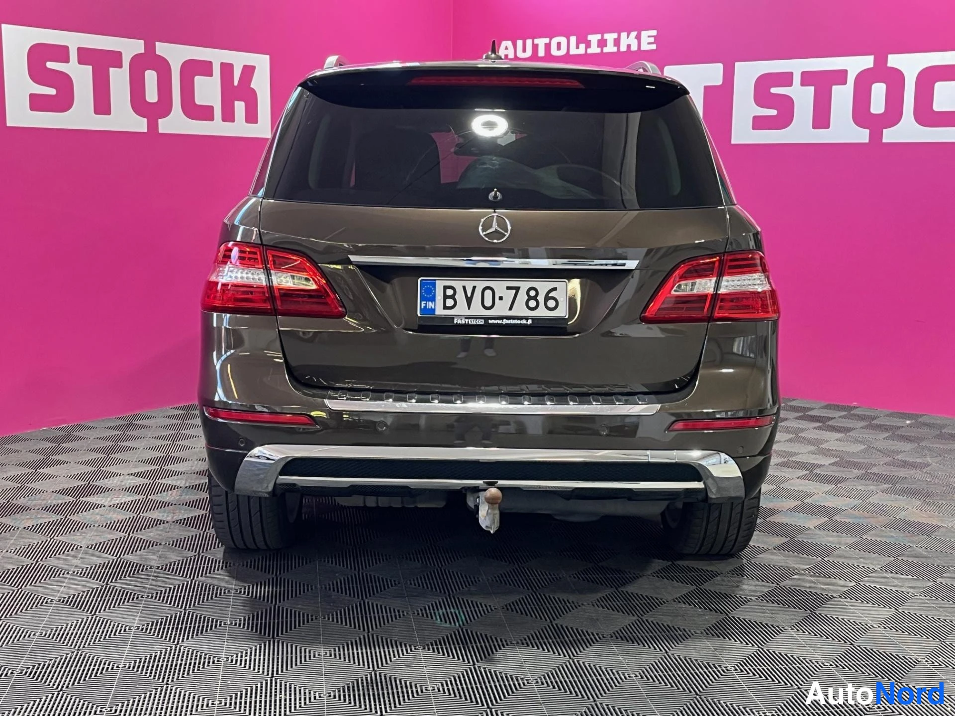 Ruskea Mercedes-Benz ML 350 BlueTEC 4MATIC 2012, takaa, kuva 6