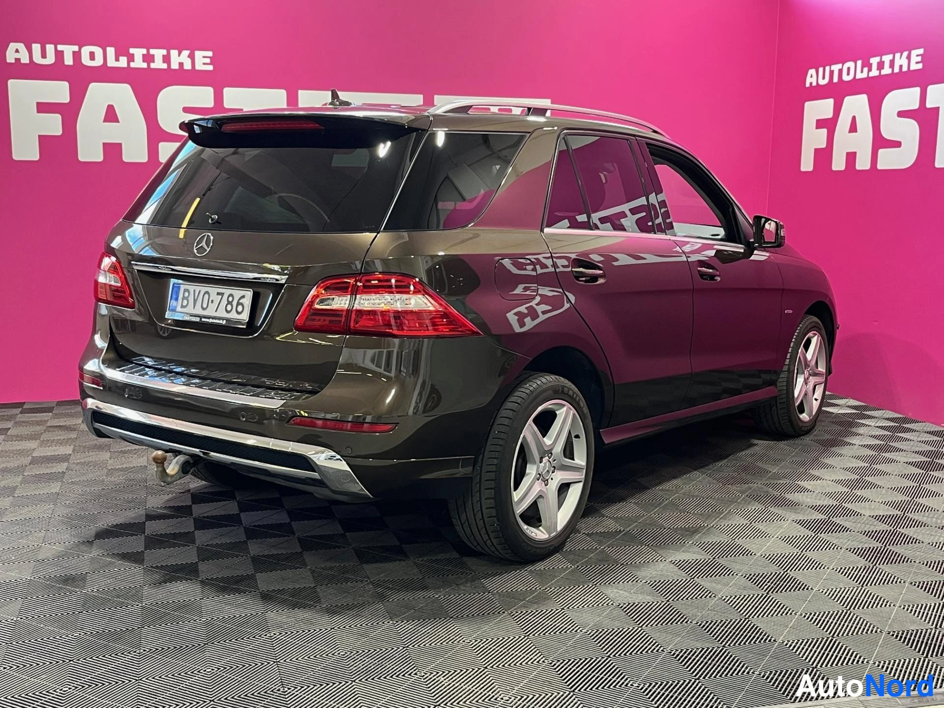 Ruskea Mercedes-Benz ML 350 BlueTEC 4MATIC 2012, takaviisto, kuva 5