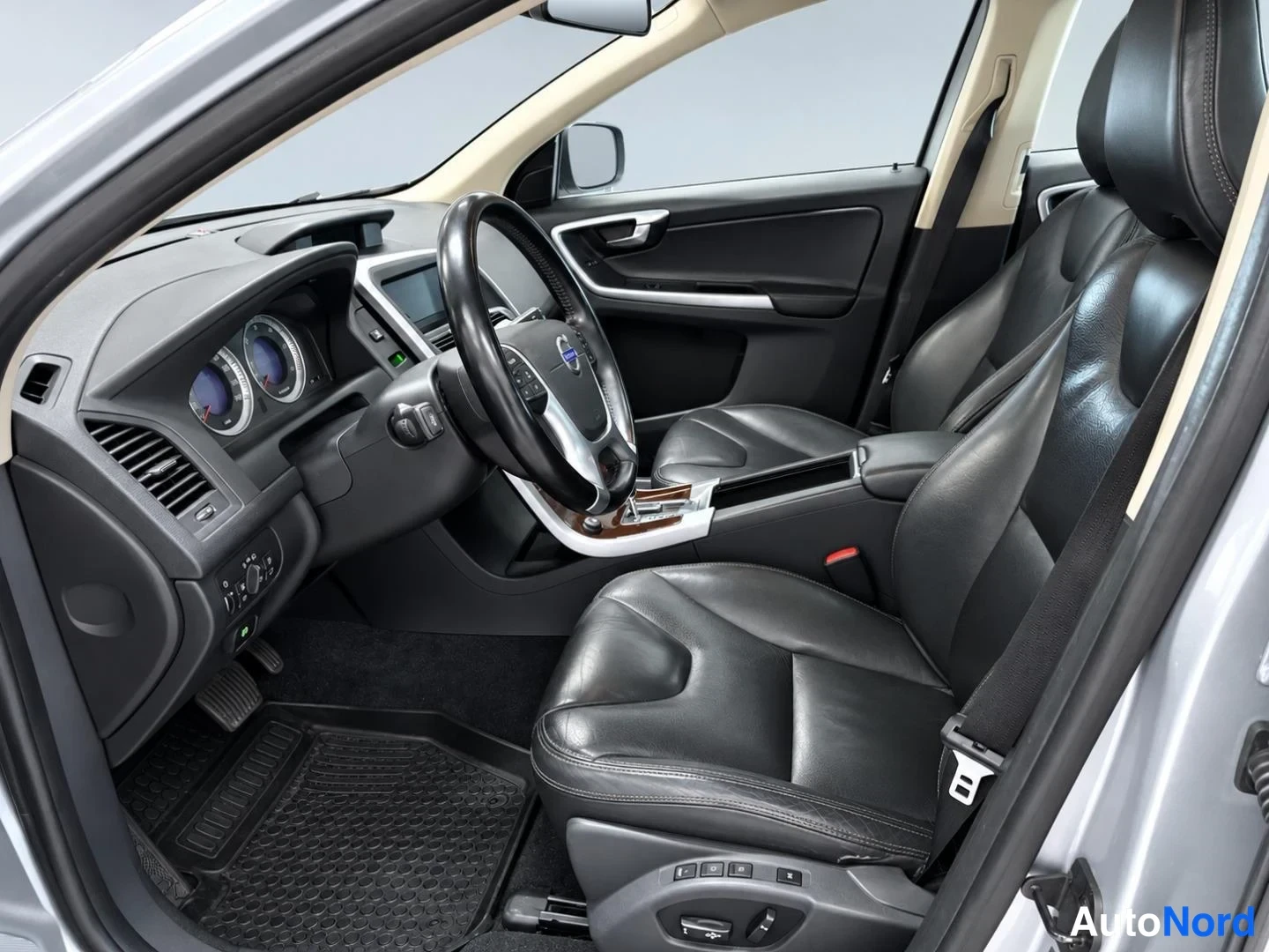 Hopea Volvo XC60 2010, ohjaamo, kuva 4