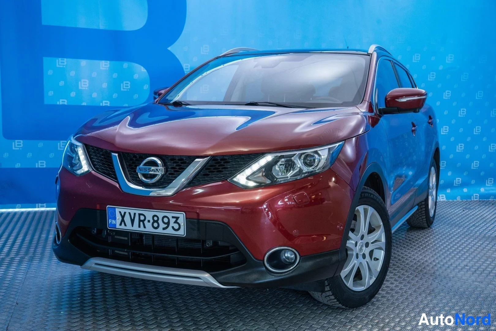 Punainen Nissan Qashqai 2014, etuviisto, keula vasemmalle, kuva 2