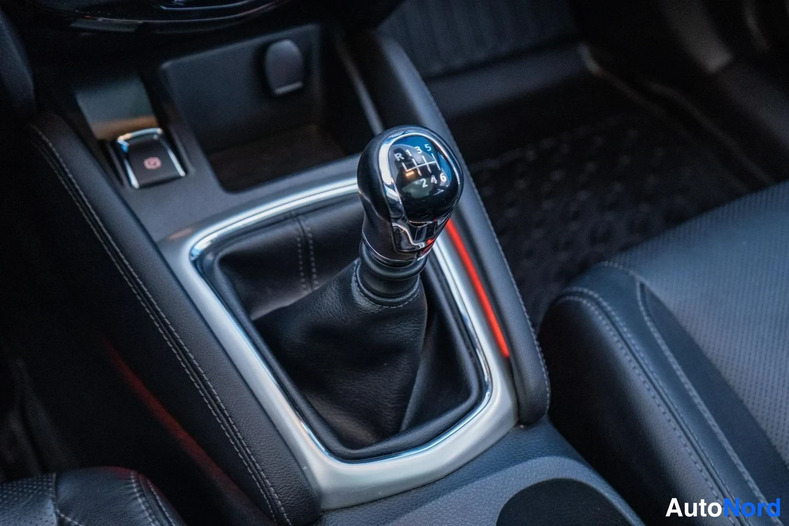Punainen Nissan Qashqai 2014, yksityiskohta, kuva 15