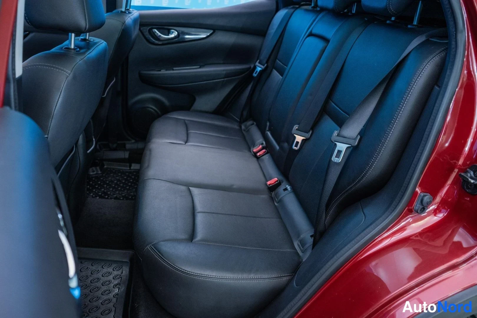 Punainen Nissan Qashqai 2014, takaistuimet, kuva 11