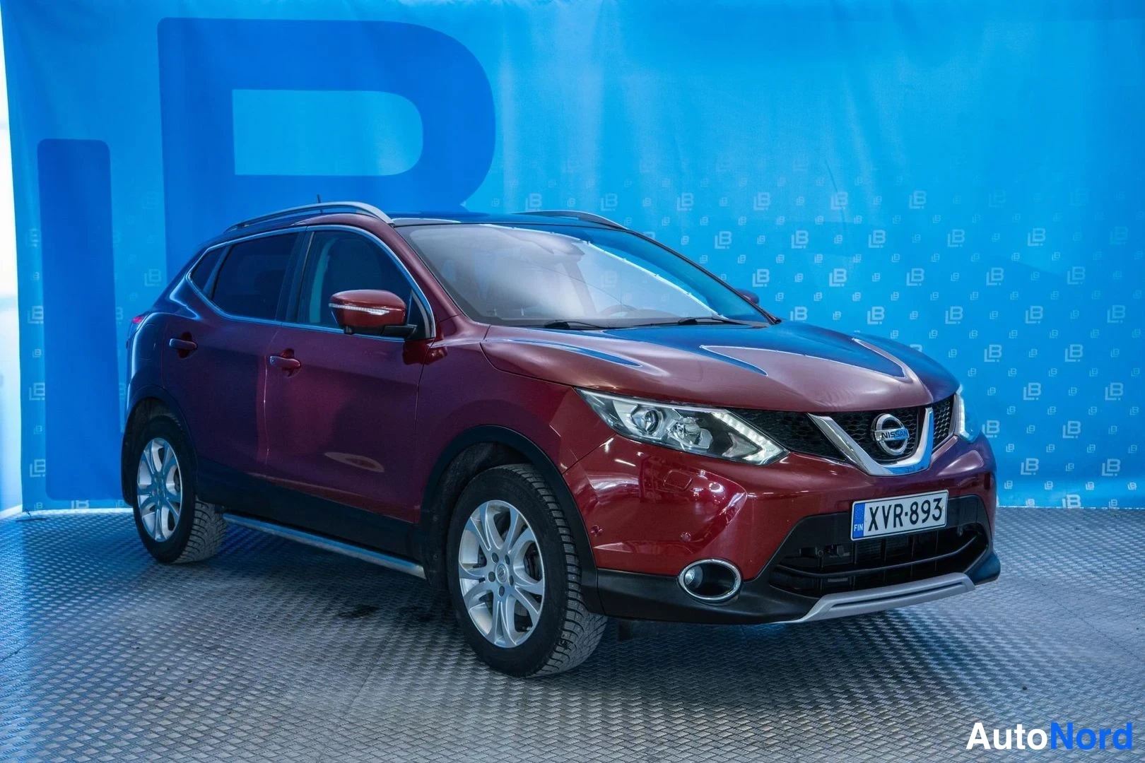 Punainen Nissan Qashqai 2014, etuviisto, keula oikealle, kuva 3