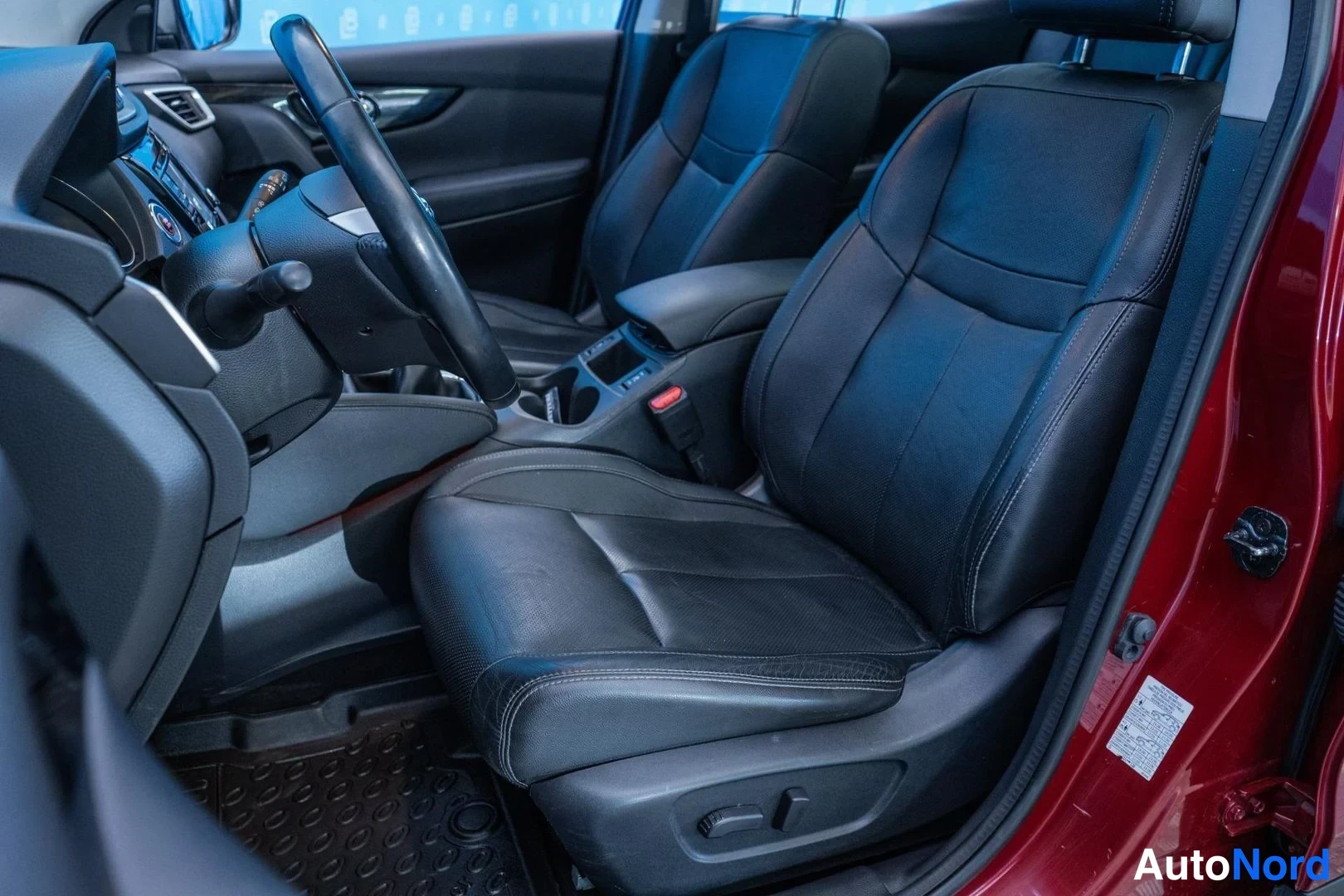 Punainen Nissan Qashqai 2014, etuistuimet, kuva 10