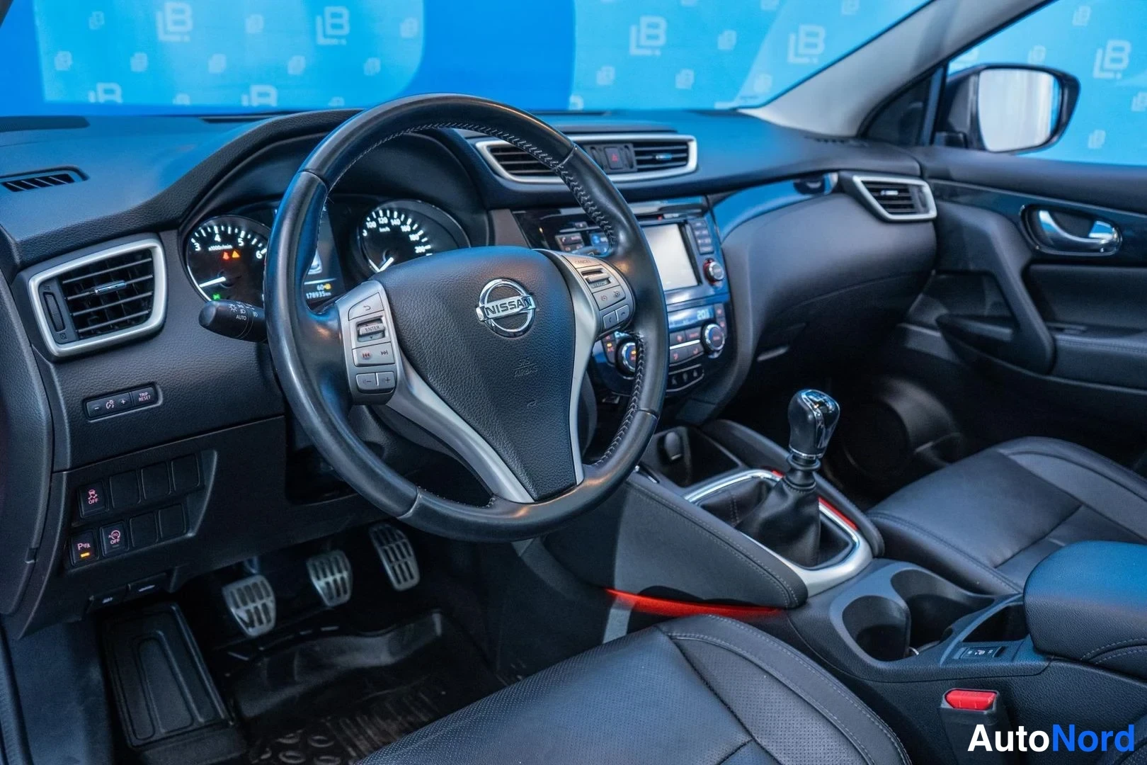 Punainen Nissan Qashqai 2014, ohjaamo, kuva 7