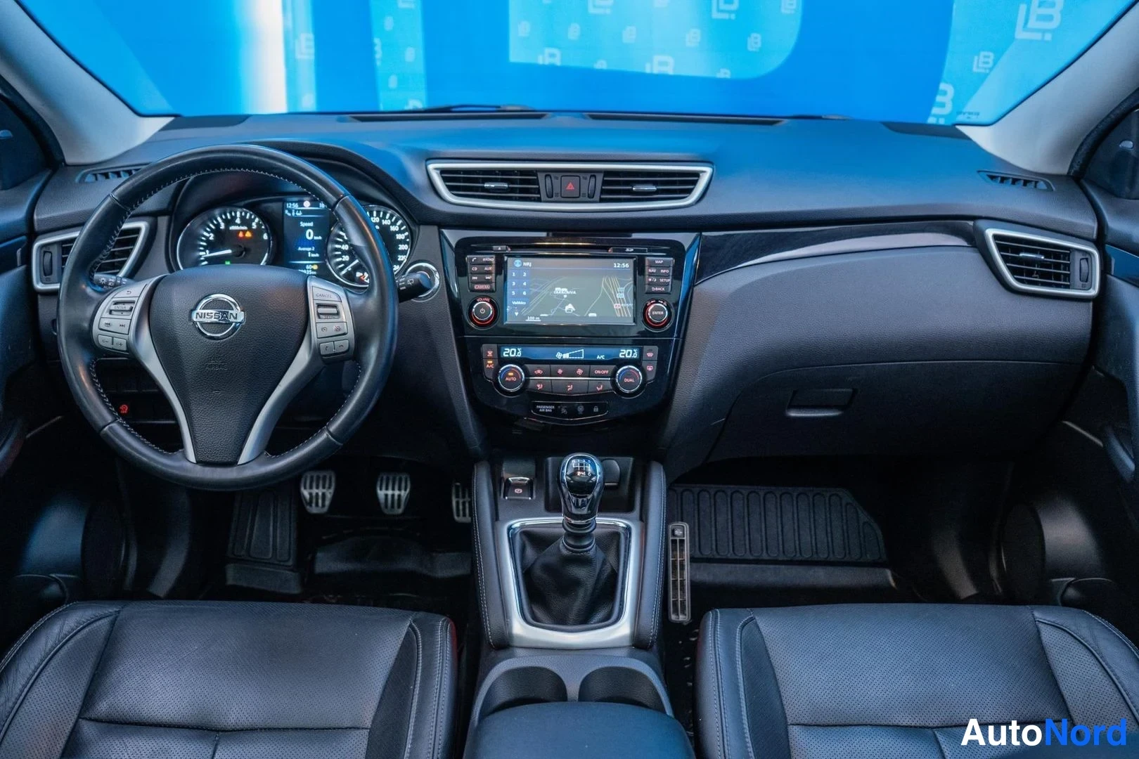 Punainen Nissan Qashqai 2014, ohjaamo, kuva 8