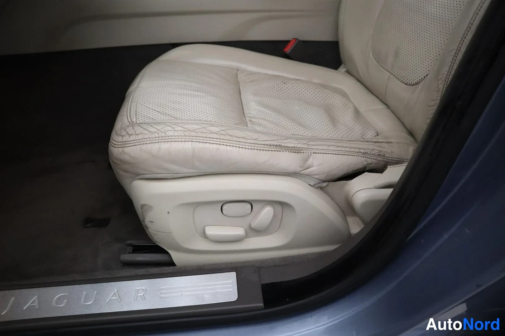 Sininen Jaguar XF 2008, yksityiskohta, kuva 16