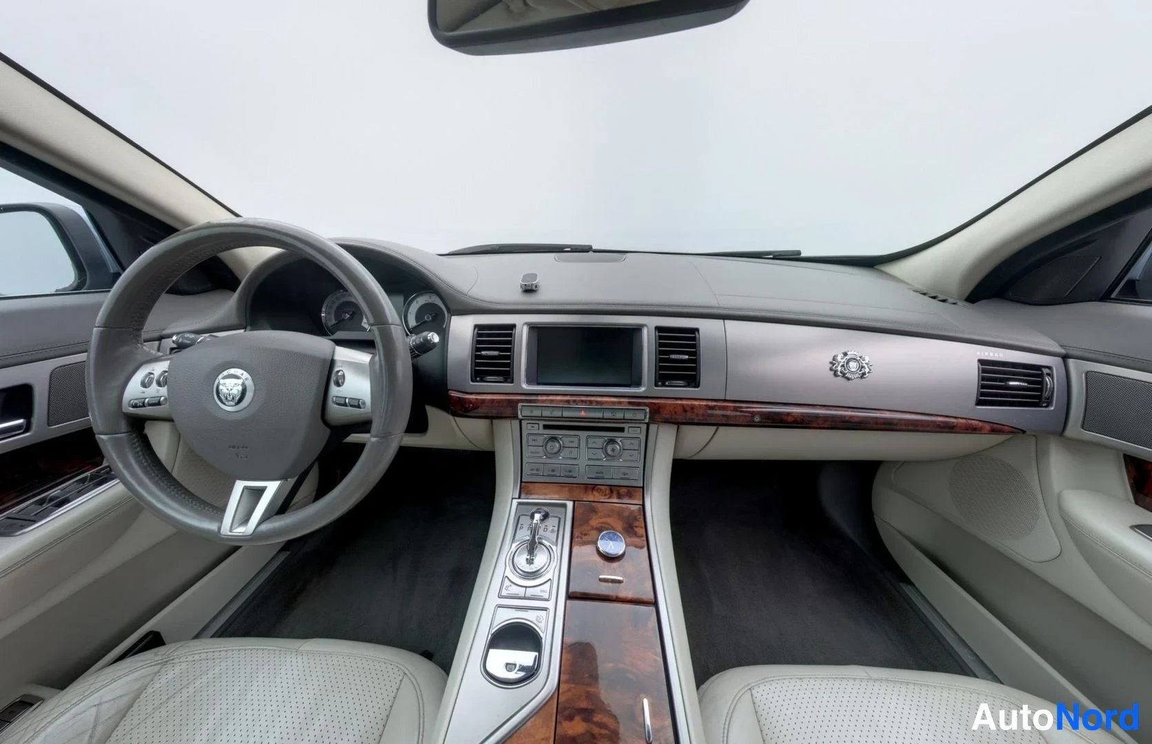 Sininen Jaguar XF 2008, ohjaamo, kuva 7