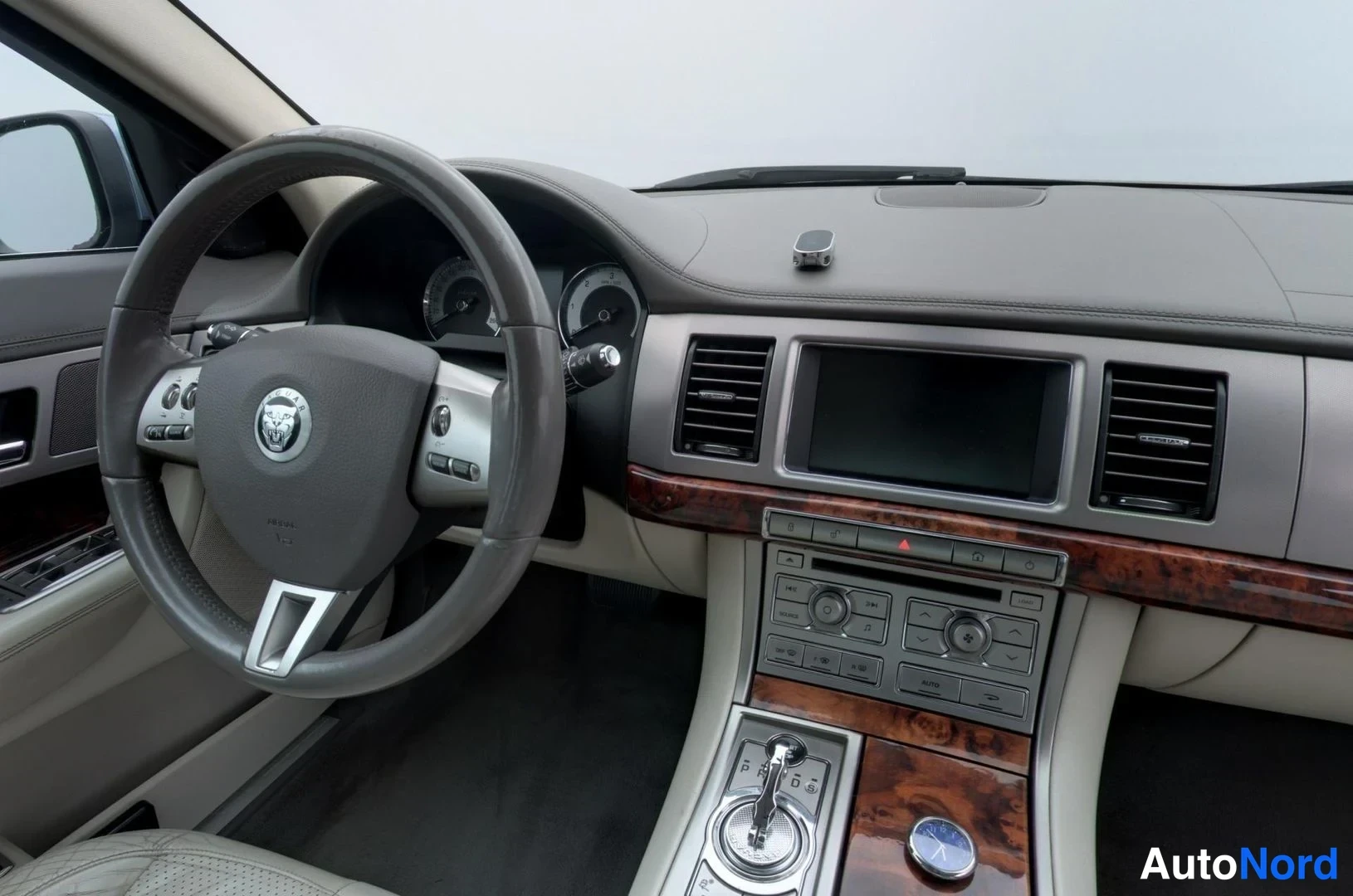 Sininen Jaguar XF 2008, ohjaamo, kuva 8