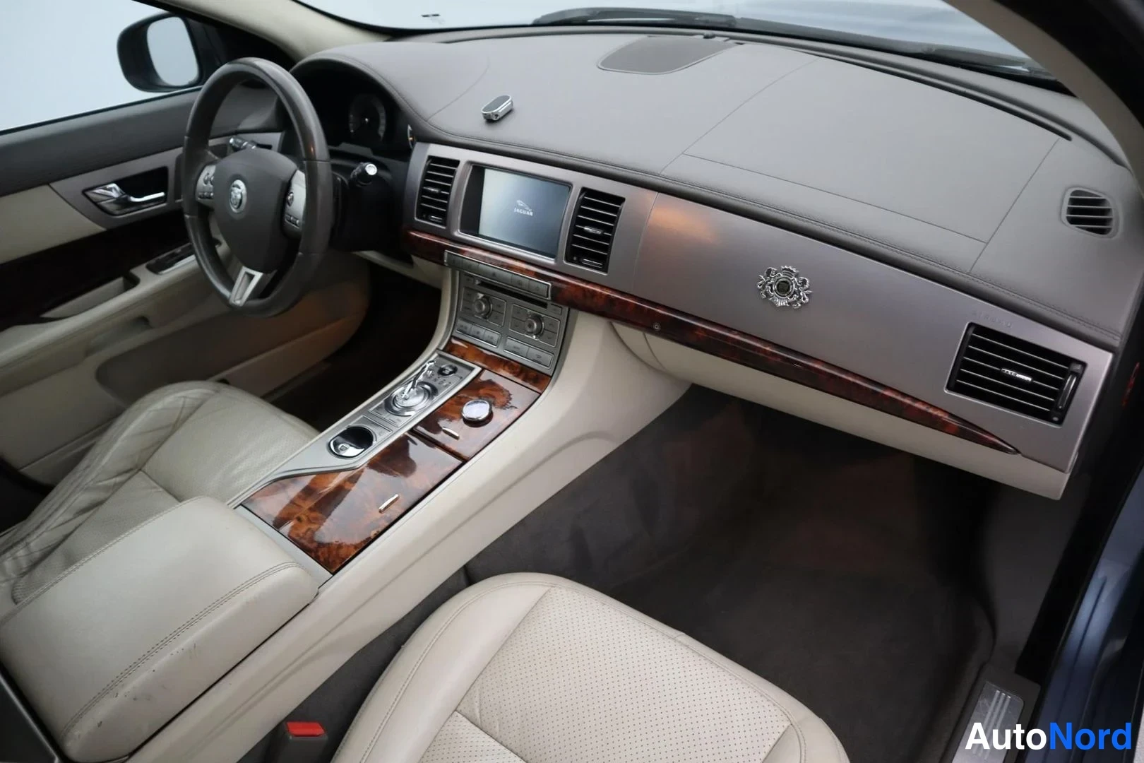 Sininen Jaguar XF 2008, ohjaamo, kuva 9