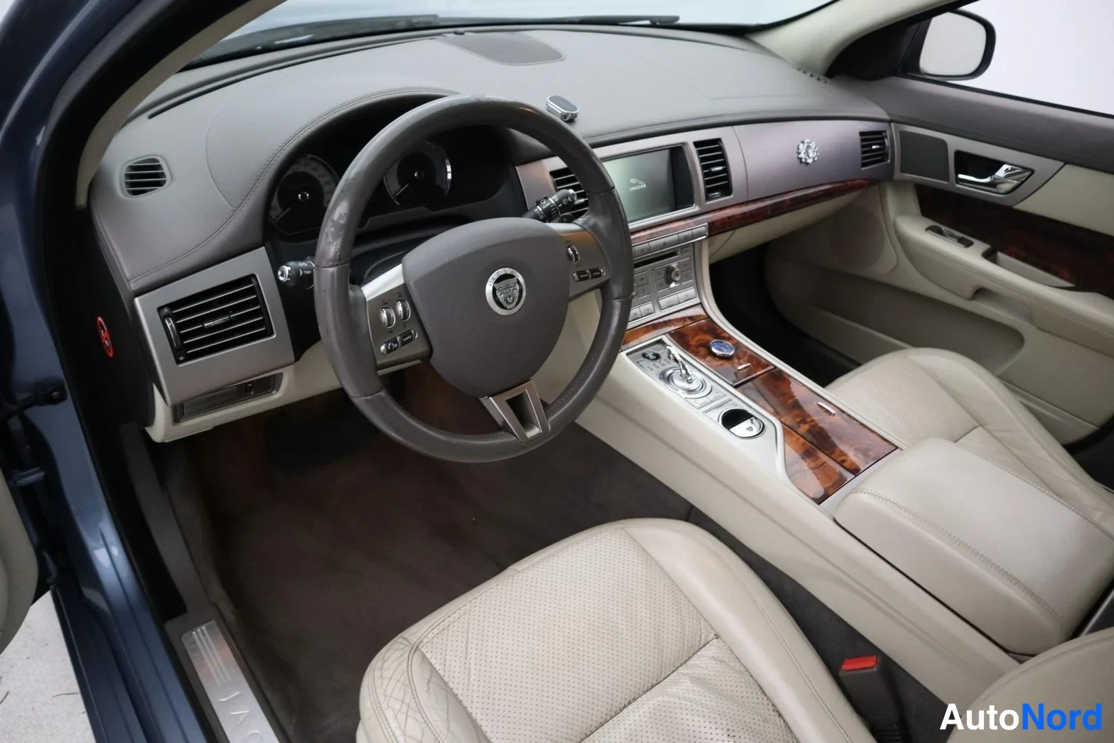 Sininen Jaguar XF 2008, ohjaamo, kuva 10