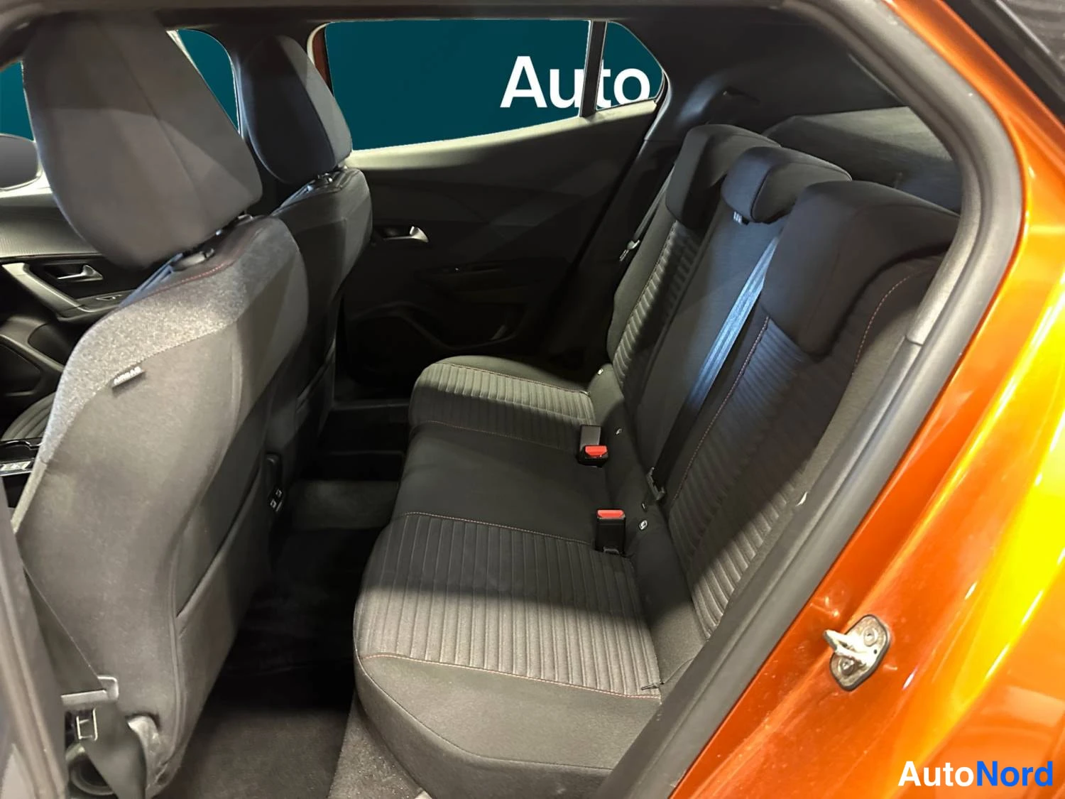 Oranssi Peugeot E-2008 2023, takaistuimet, kuva 16