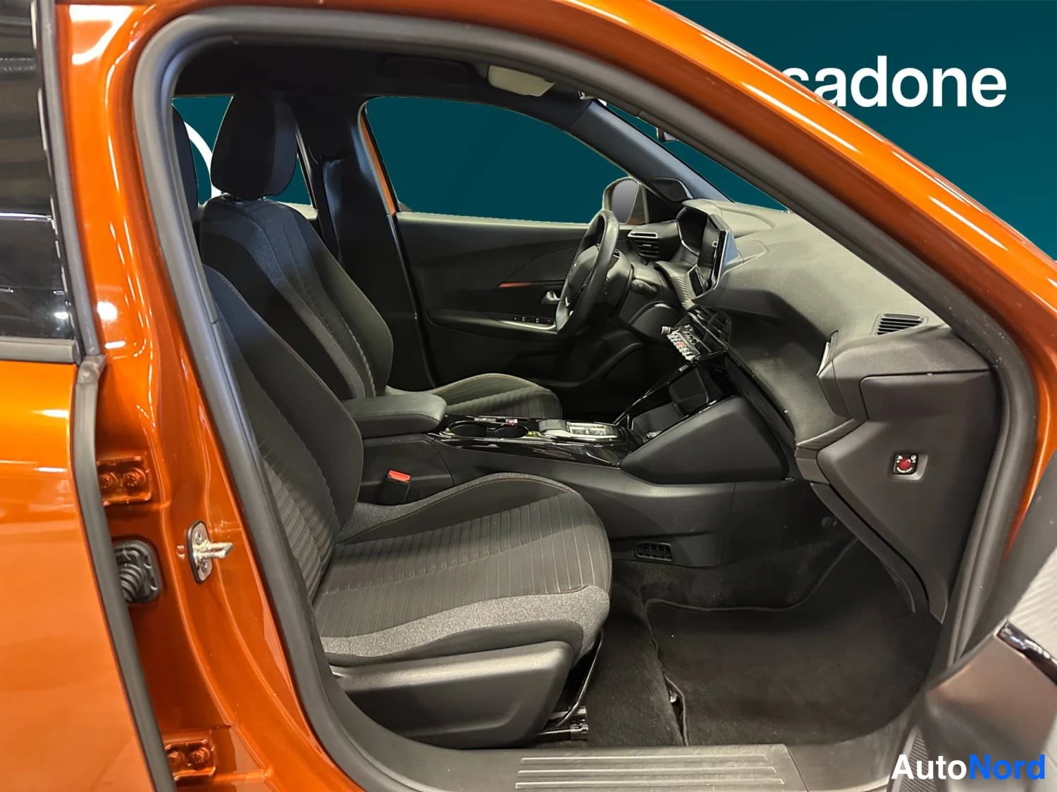 Oranssi Peugeot E-2008 2023, etuistuimet, kuva 15