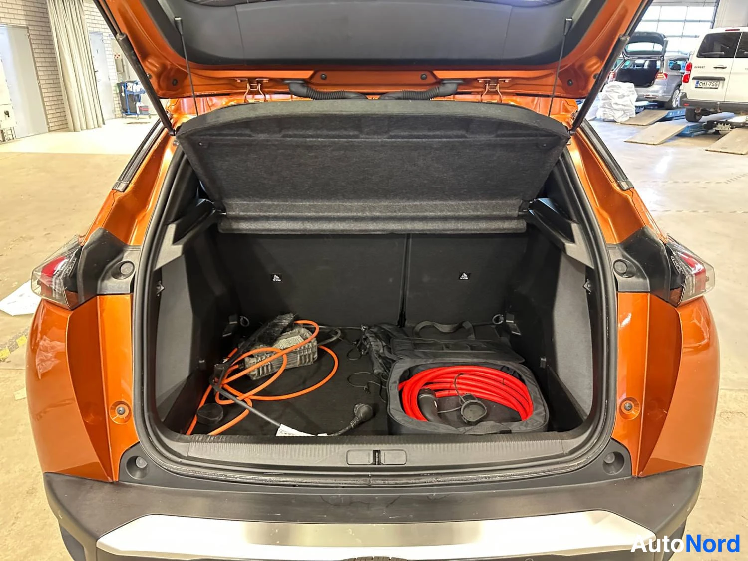 Oranssi Peugeot E-2008 2023, tavaratila, kuva 17