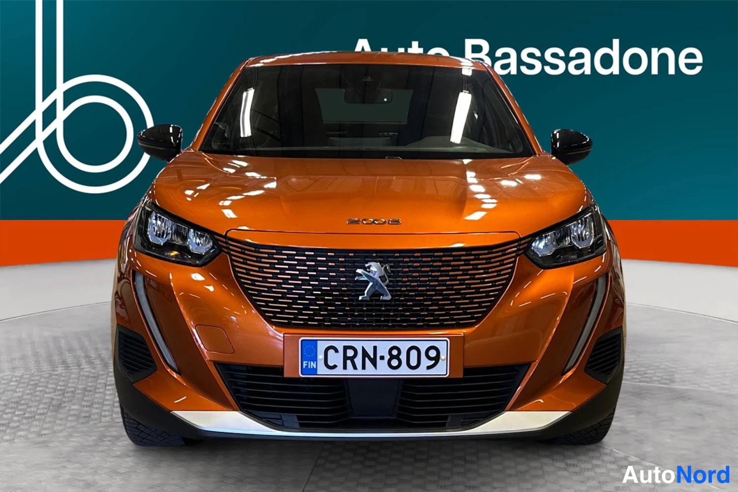 Oranssi Peugeot E-2008 2023, edestä, kuva 3