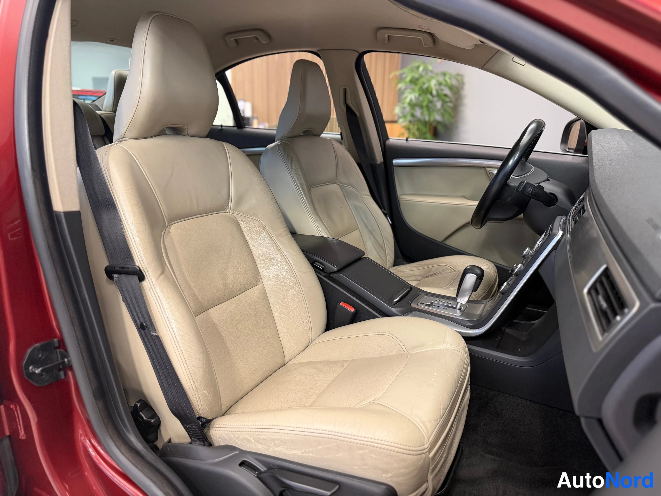 Punainen Volvo S80 2010, etuistuimet, kuva 25