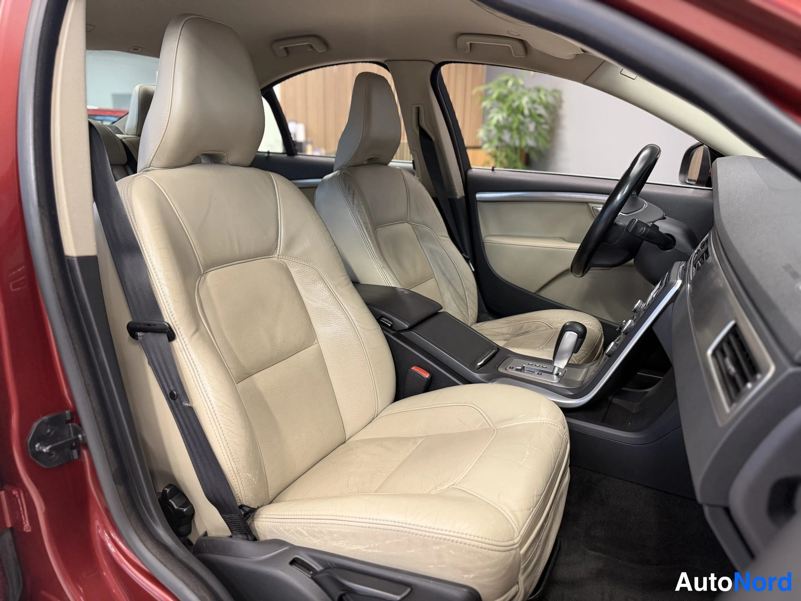 Punainen Volvo S80 2010, etuistuimet, kuva 26