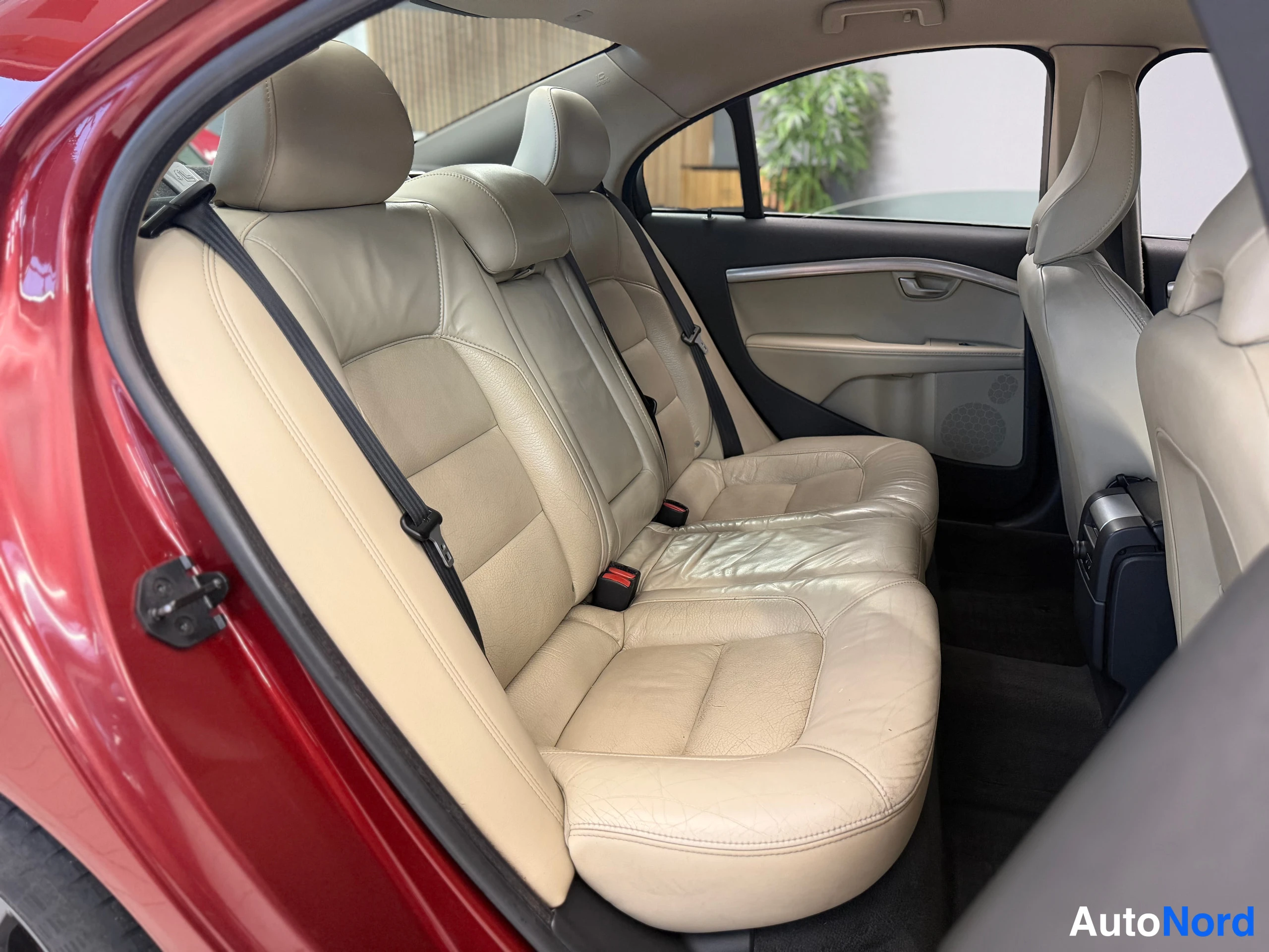 Punainen Volvo S80 2010, takaistuimet, kuva 27