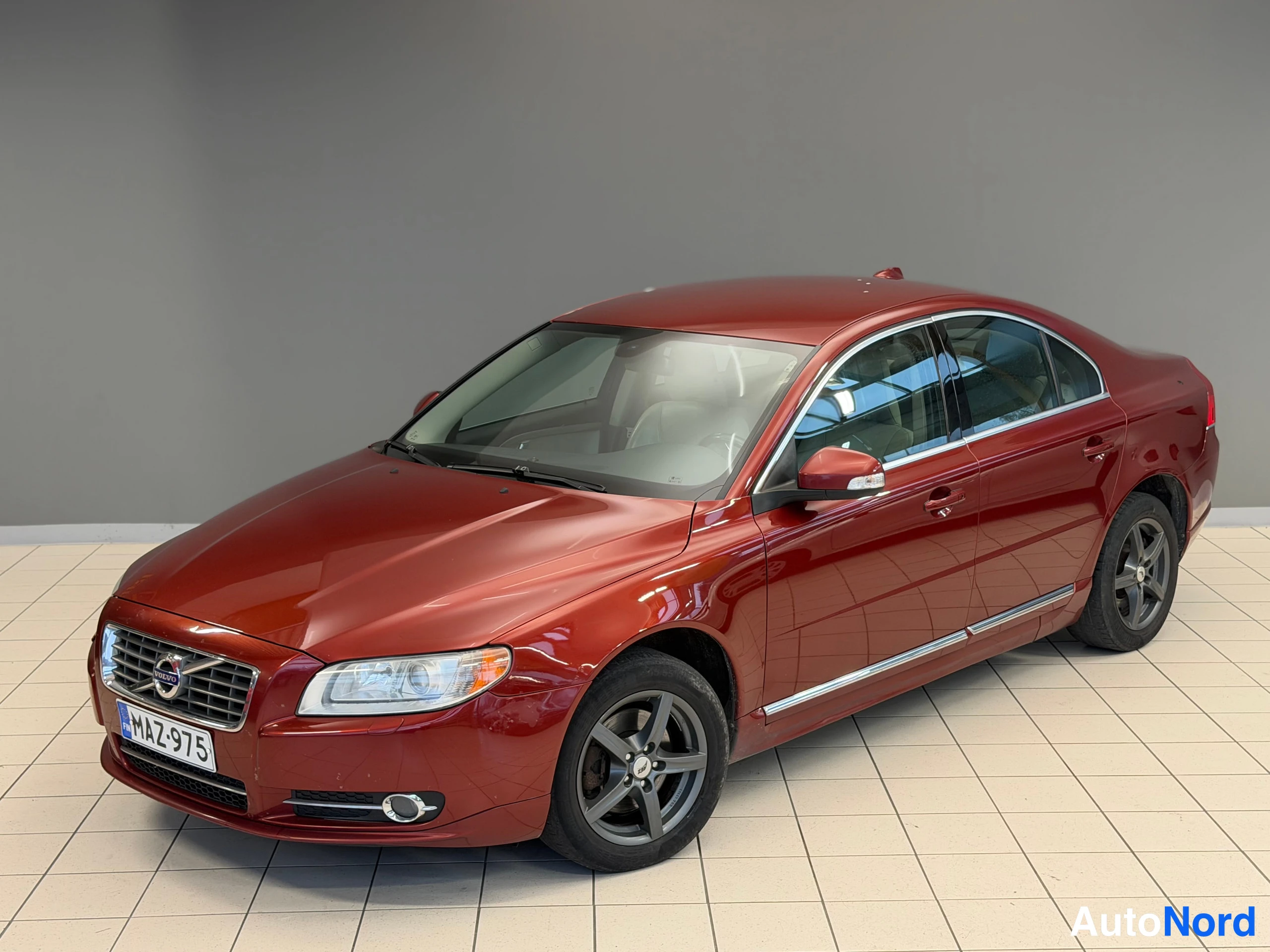 Punainen Volvo S80 2010, etuviisto, keula vasemmalle, kuva 3