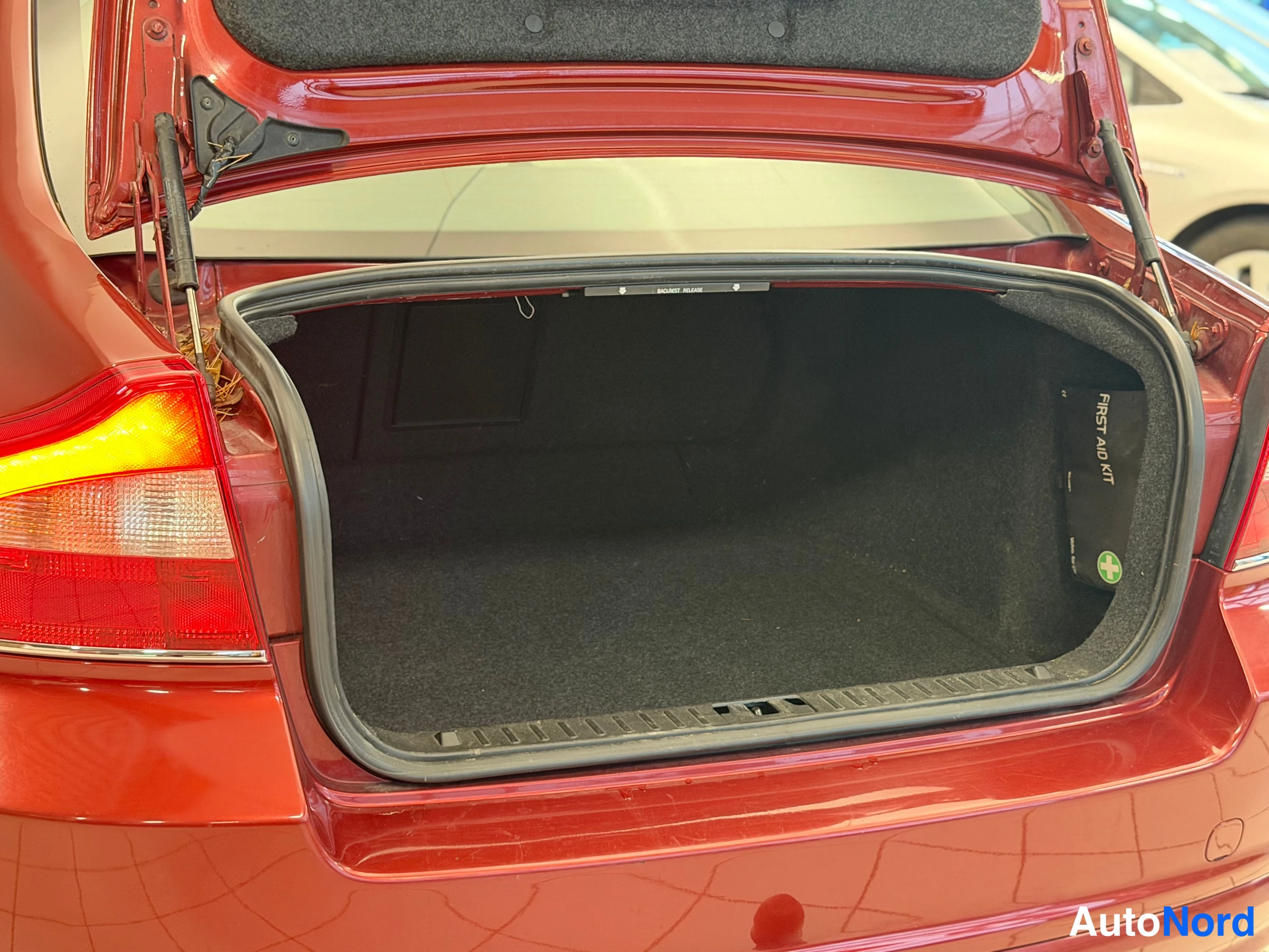 Punainen Volvo S80 2010, tavaratila, kuva 29