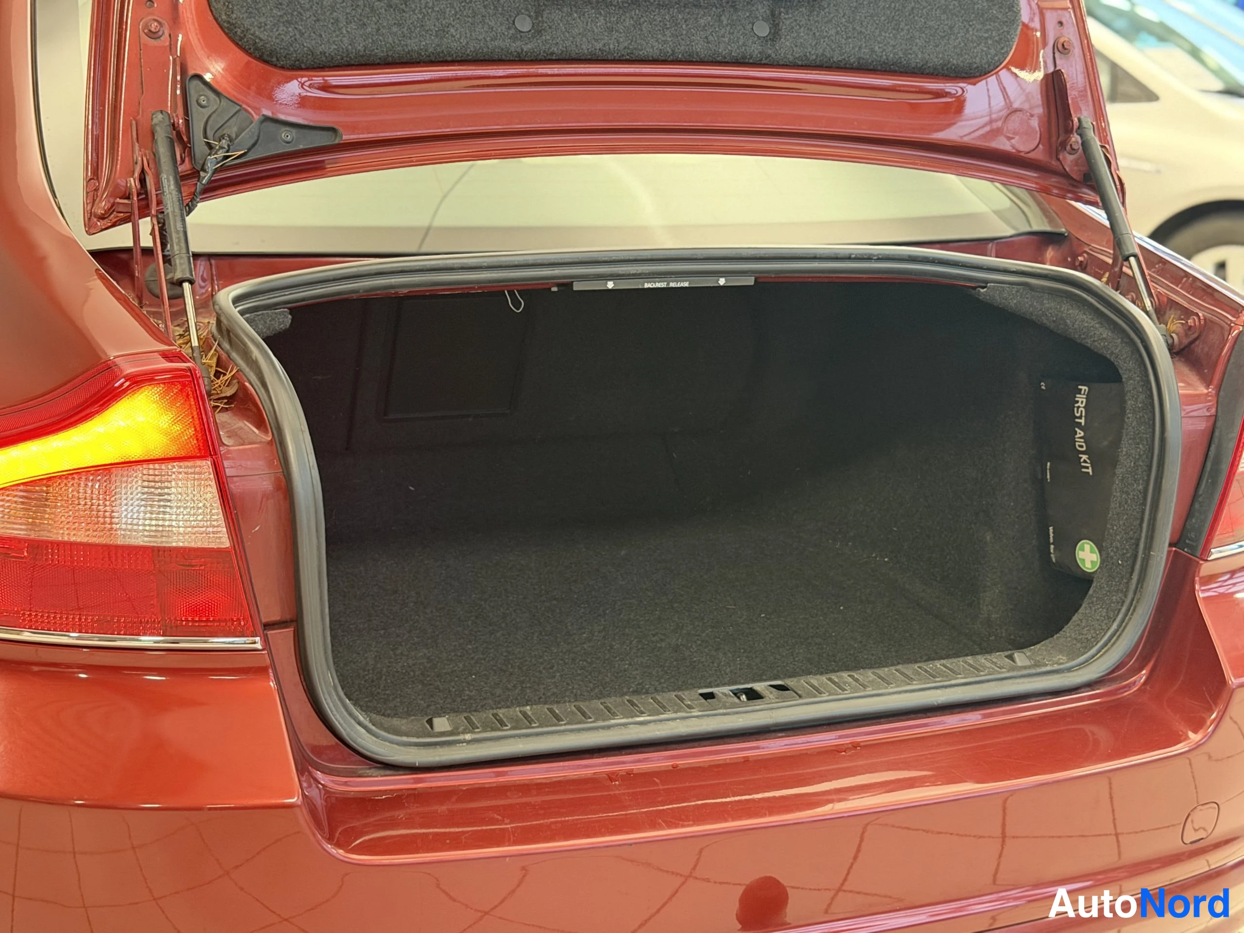 Punainen Volvo S80 2010, tavaratila, kuva 30