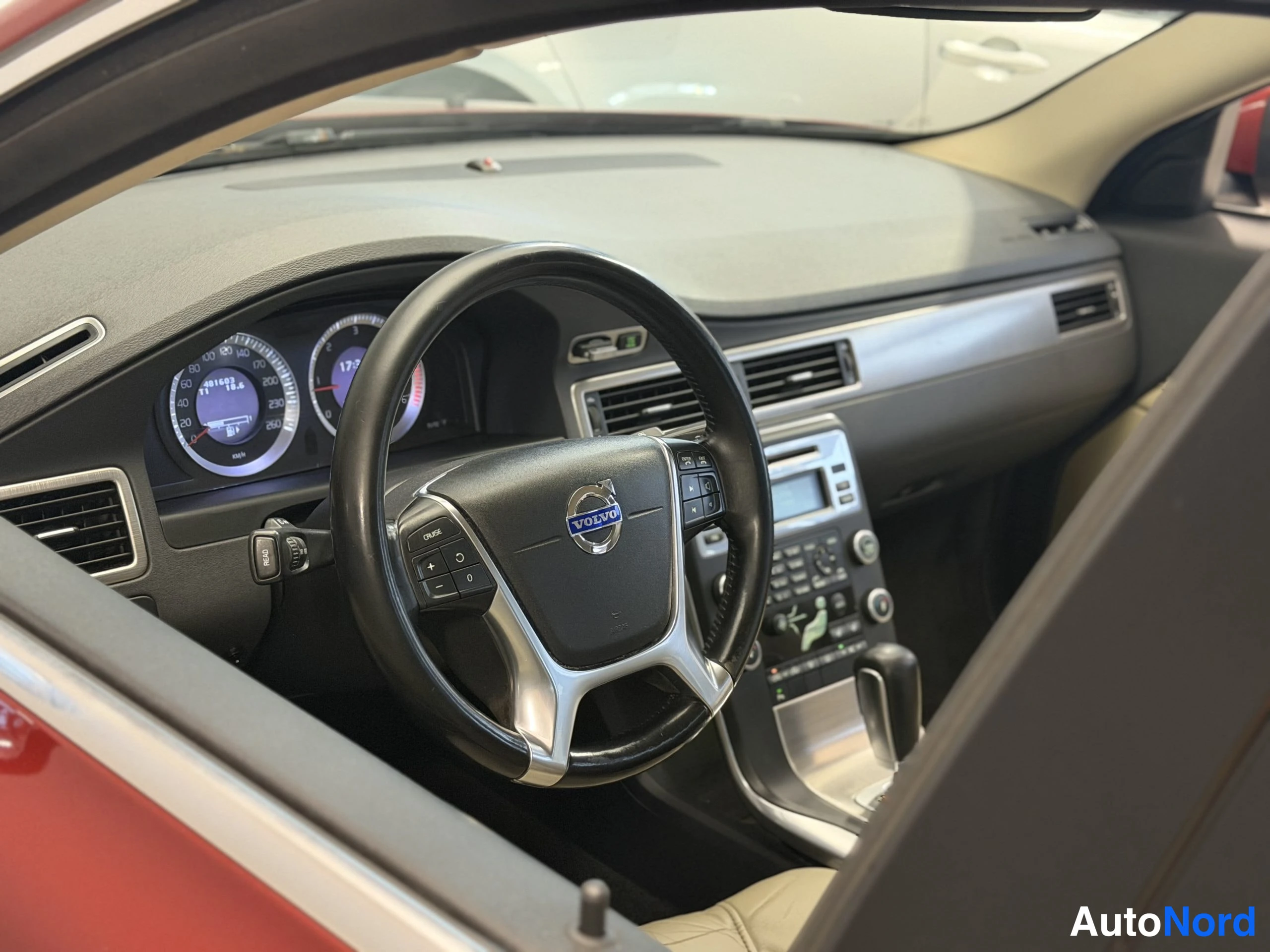 Punainen Volvo S80 2010, ohjaamo, kuva 18