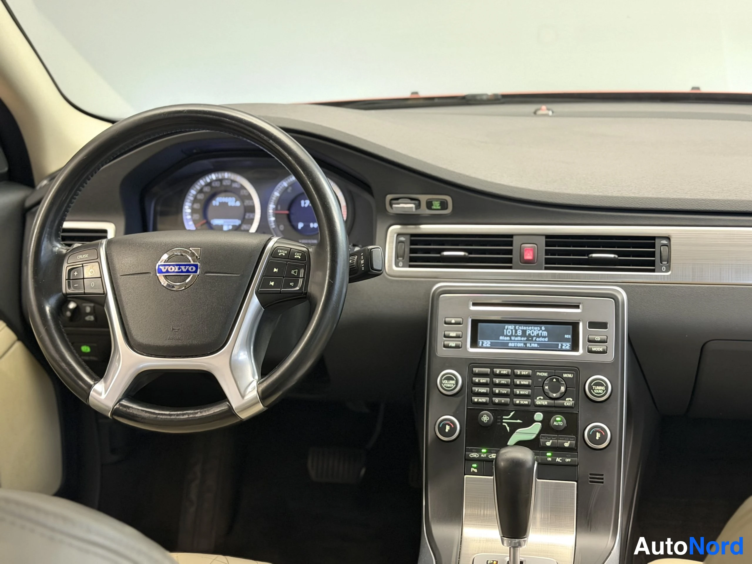 Punainen Volvo S80 2010, ohjaamo, kuva 20