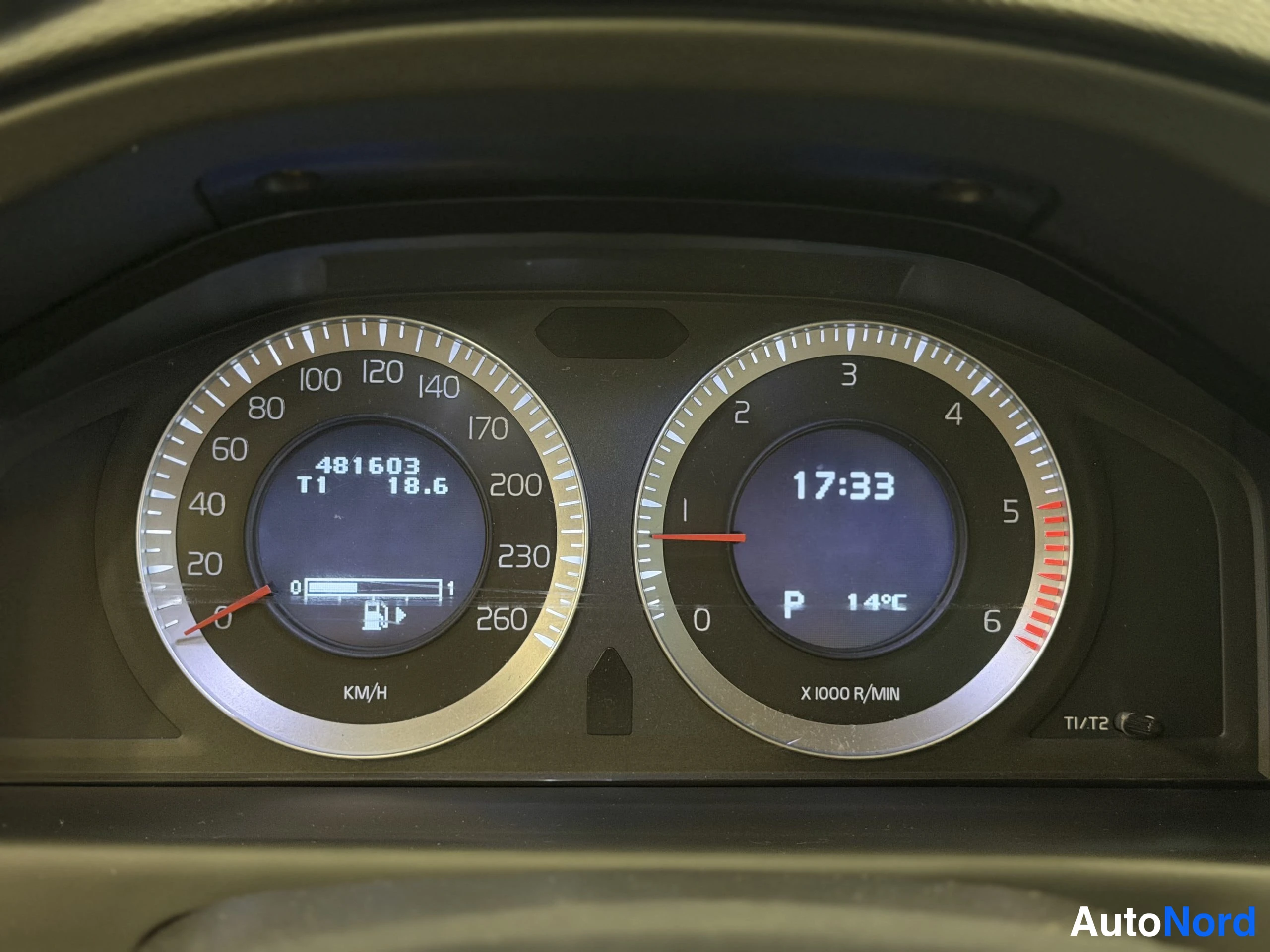 Punainen Volvo S80 2010, yksityiskohta, kuva 32
