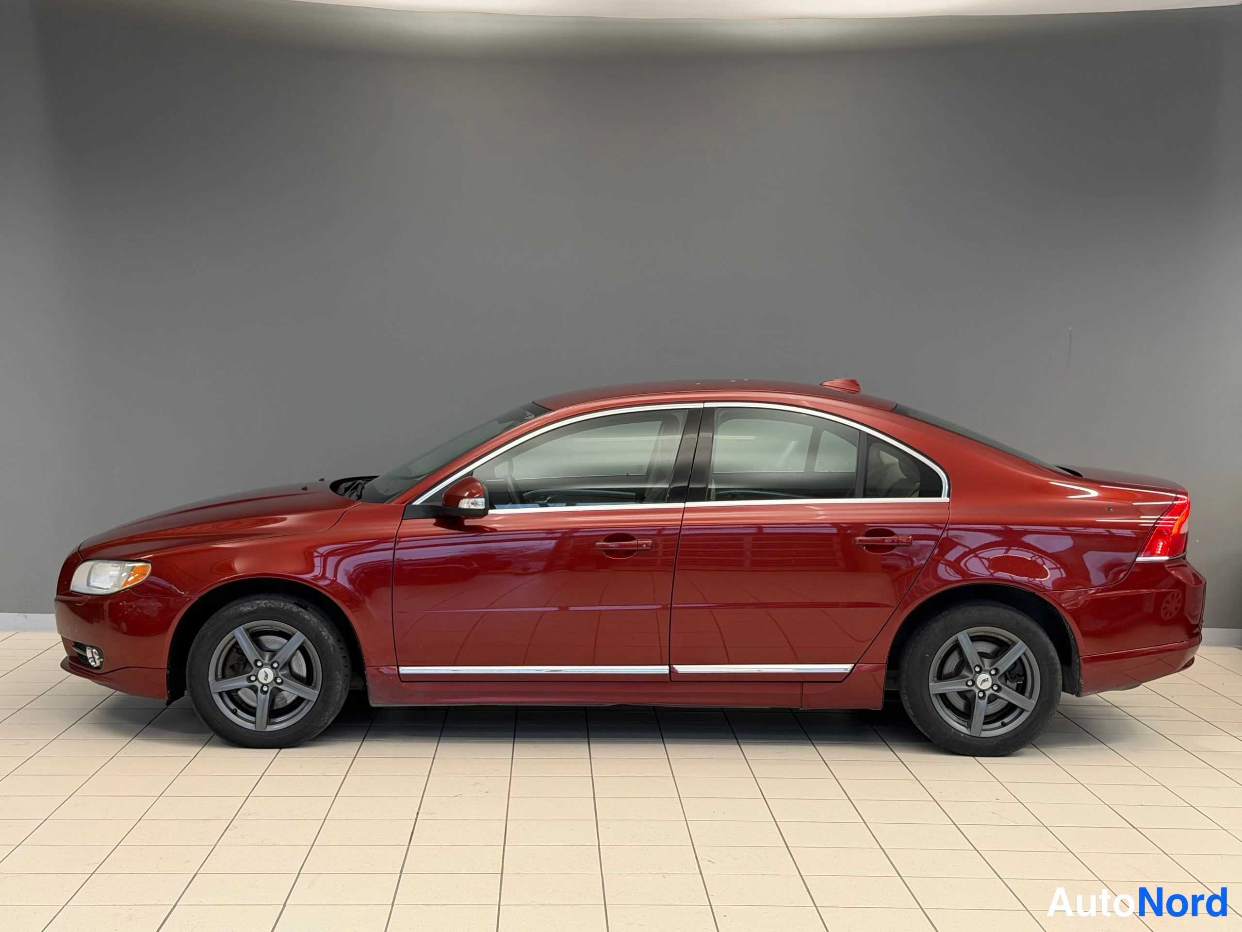 Punainen Volvo S80 2010, etuviisto, keula vasemmalle, kuva 5