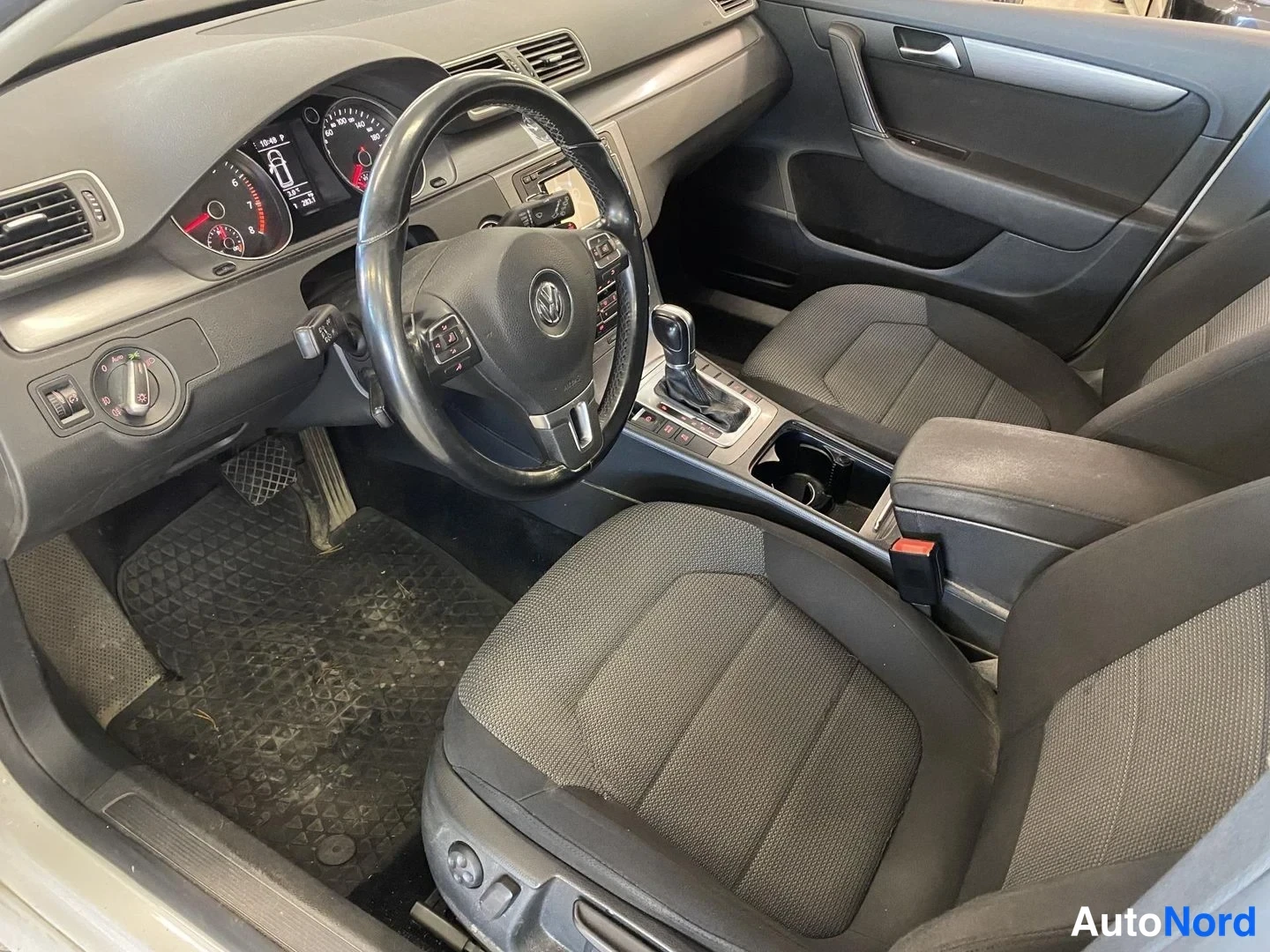 White Volkswagen Passat 2011, cockpit, photo 3