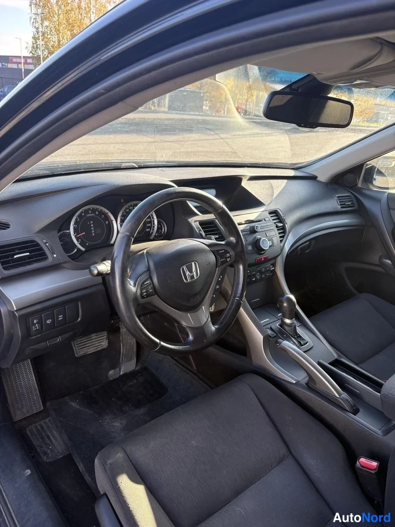 Musta Honda Accord 2008, ohjaamo, kuva 5