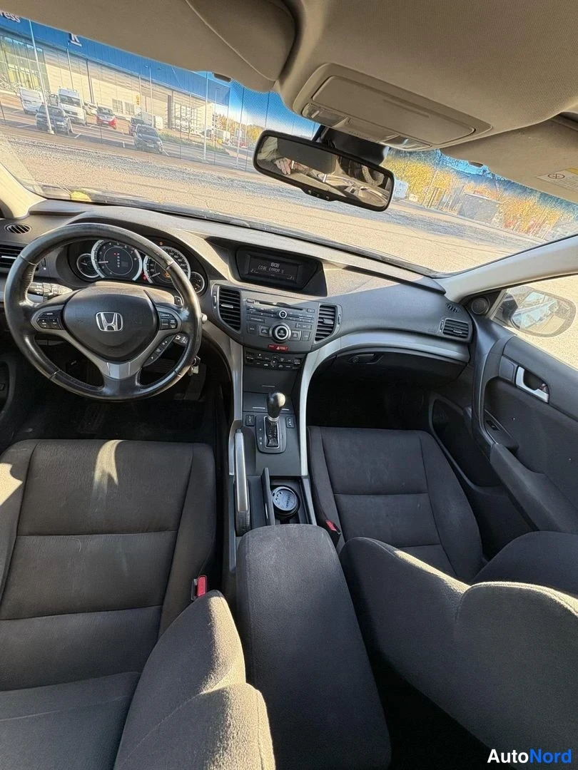 Musta Honda Accord 2008, ohjaamo, kuva 6