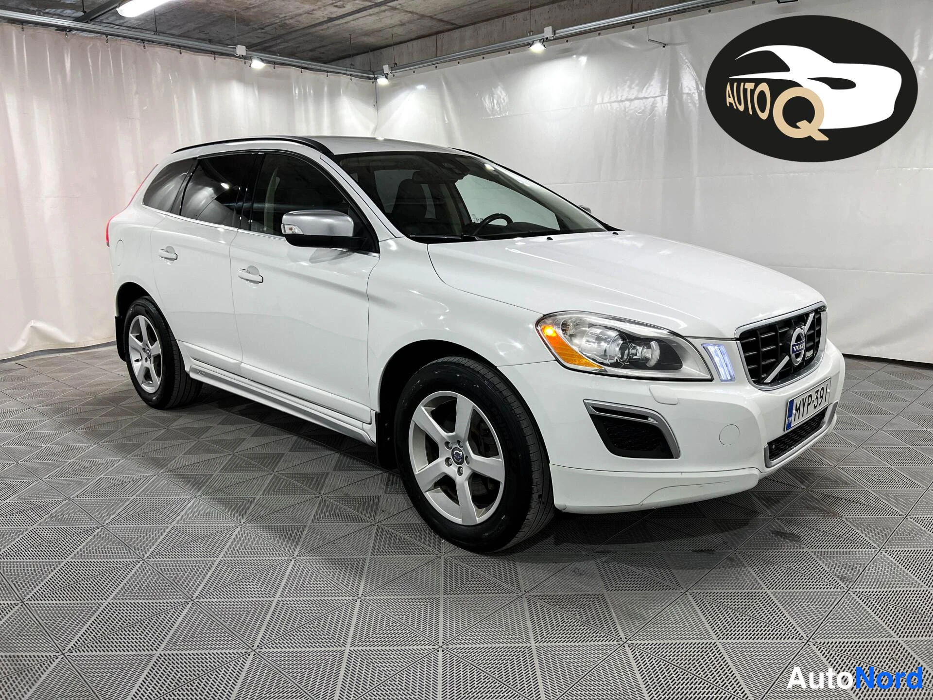 Valkoinen Volvo XC60 2013, kuva 2