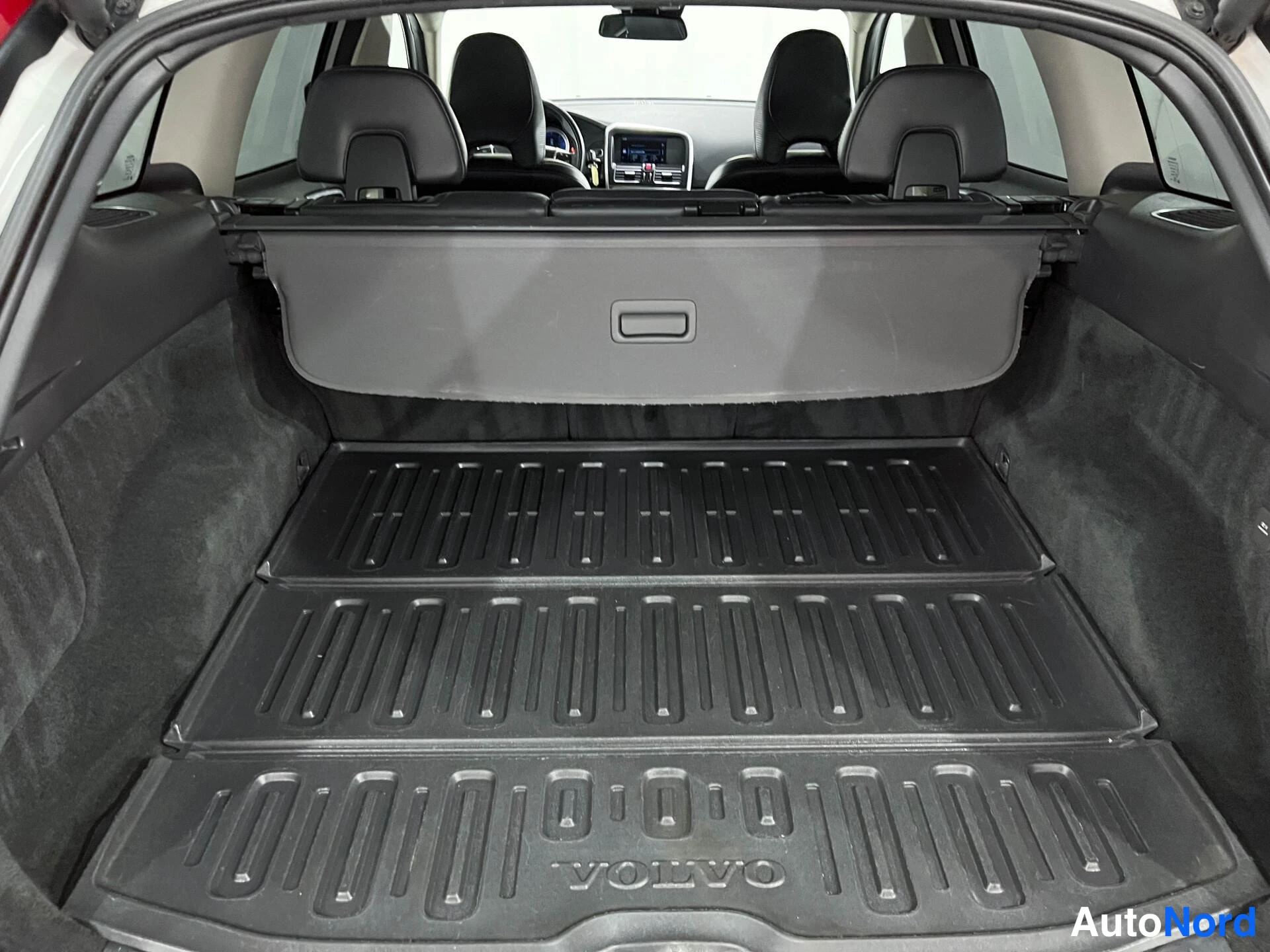 Valkoinen Volvo XC60 2013, kuva 14