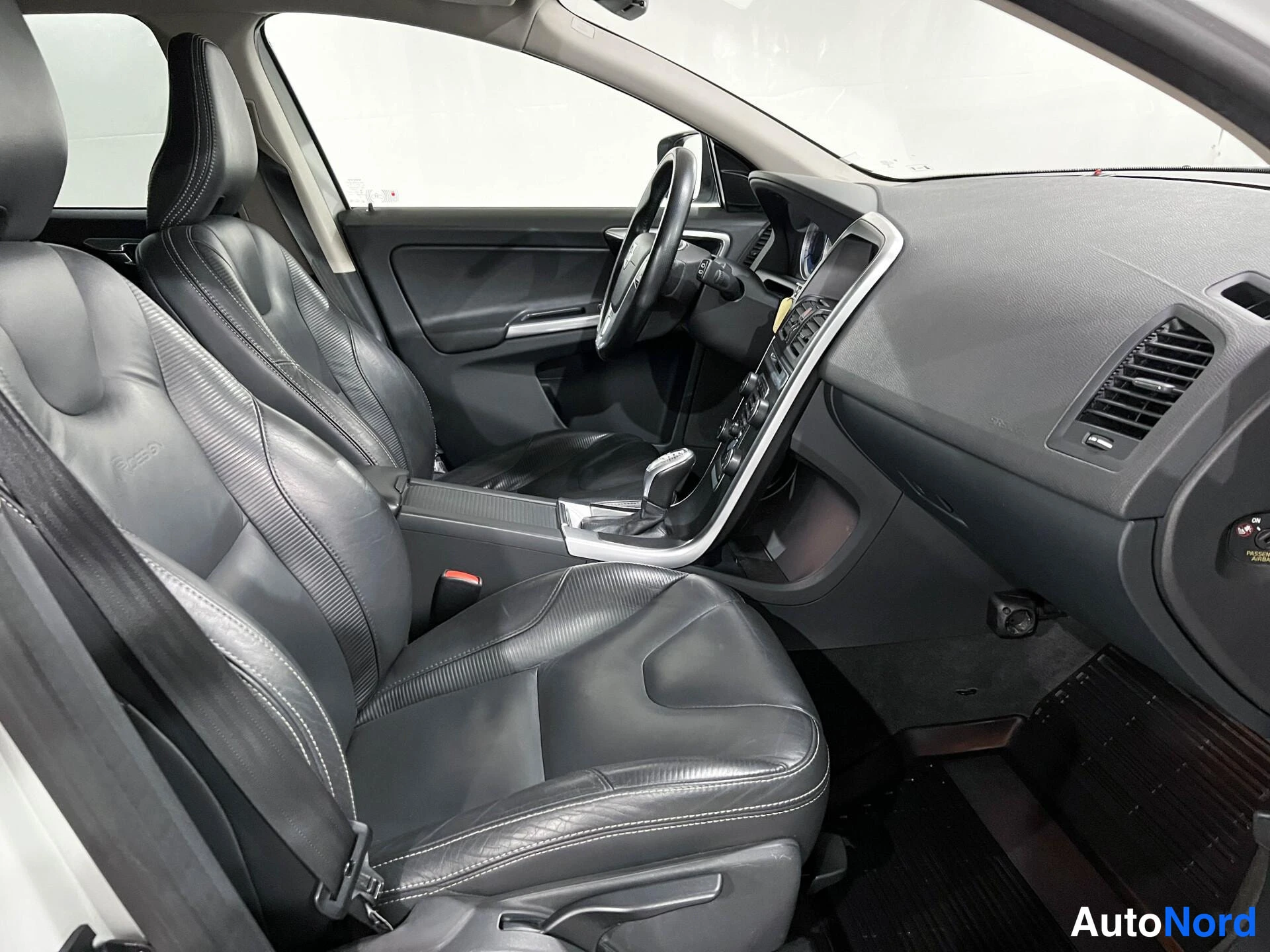 Valkoinen Volvo XC60 2013, kuva 9