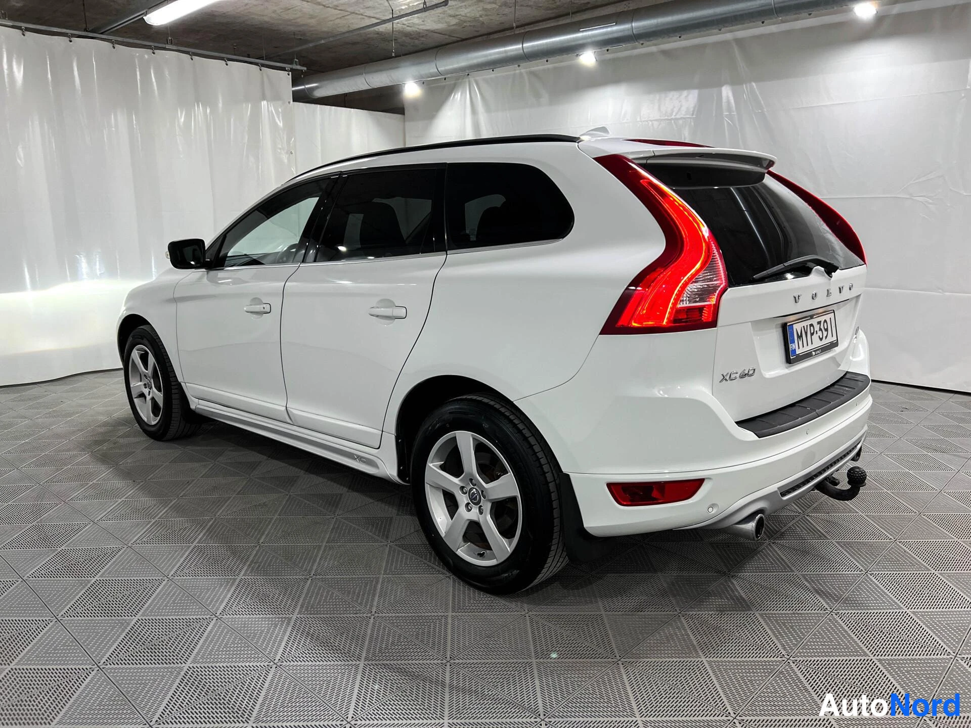 Valkoinen Volvo XC60 2013, kuva 5