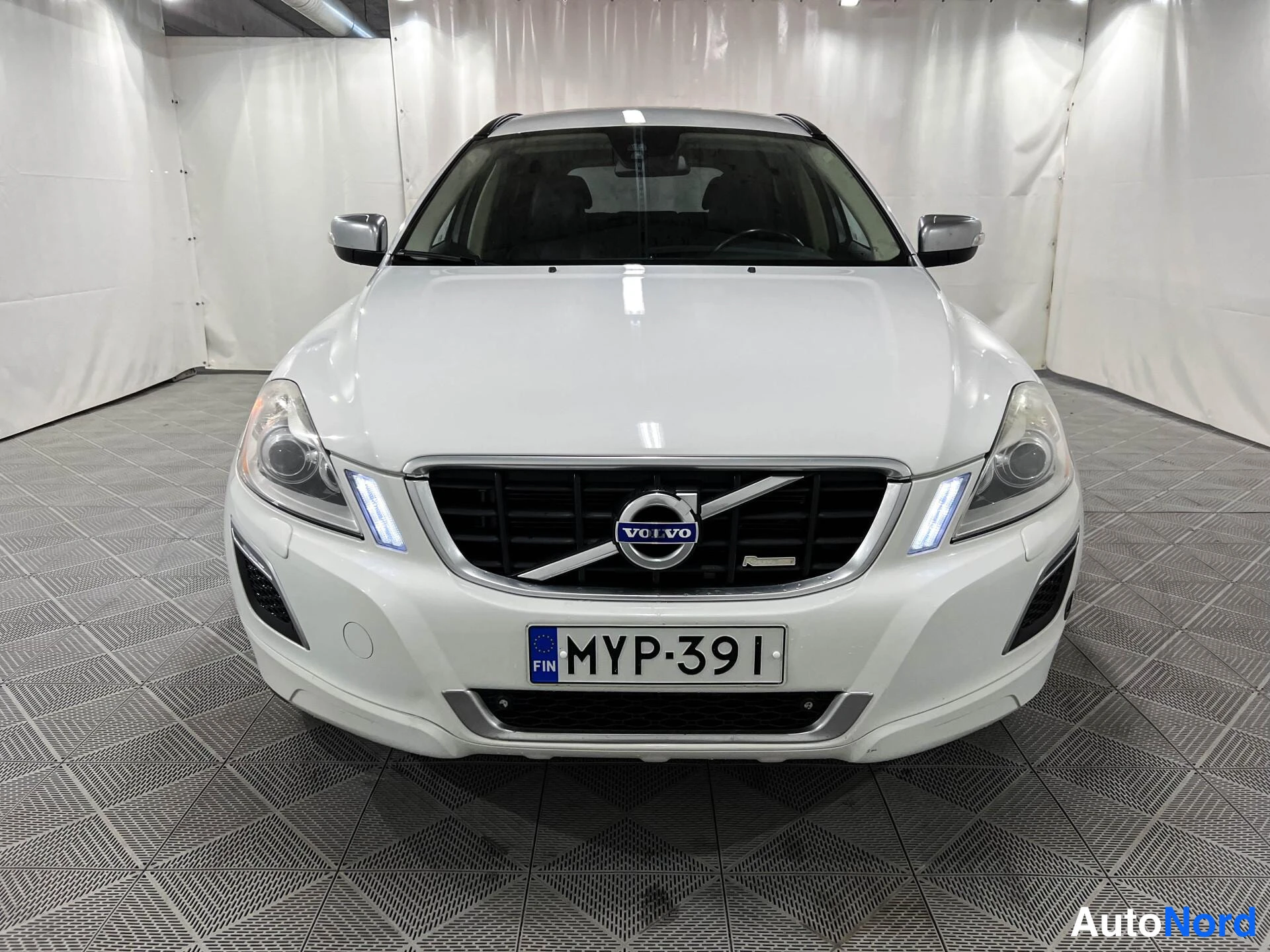 Valkoinen Volvo XC60 2013, kuva 3