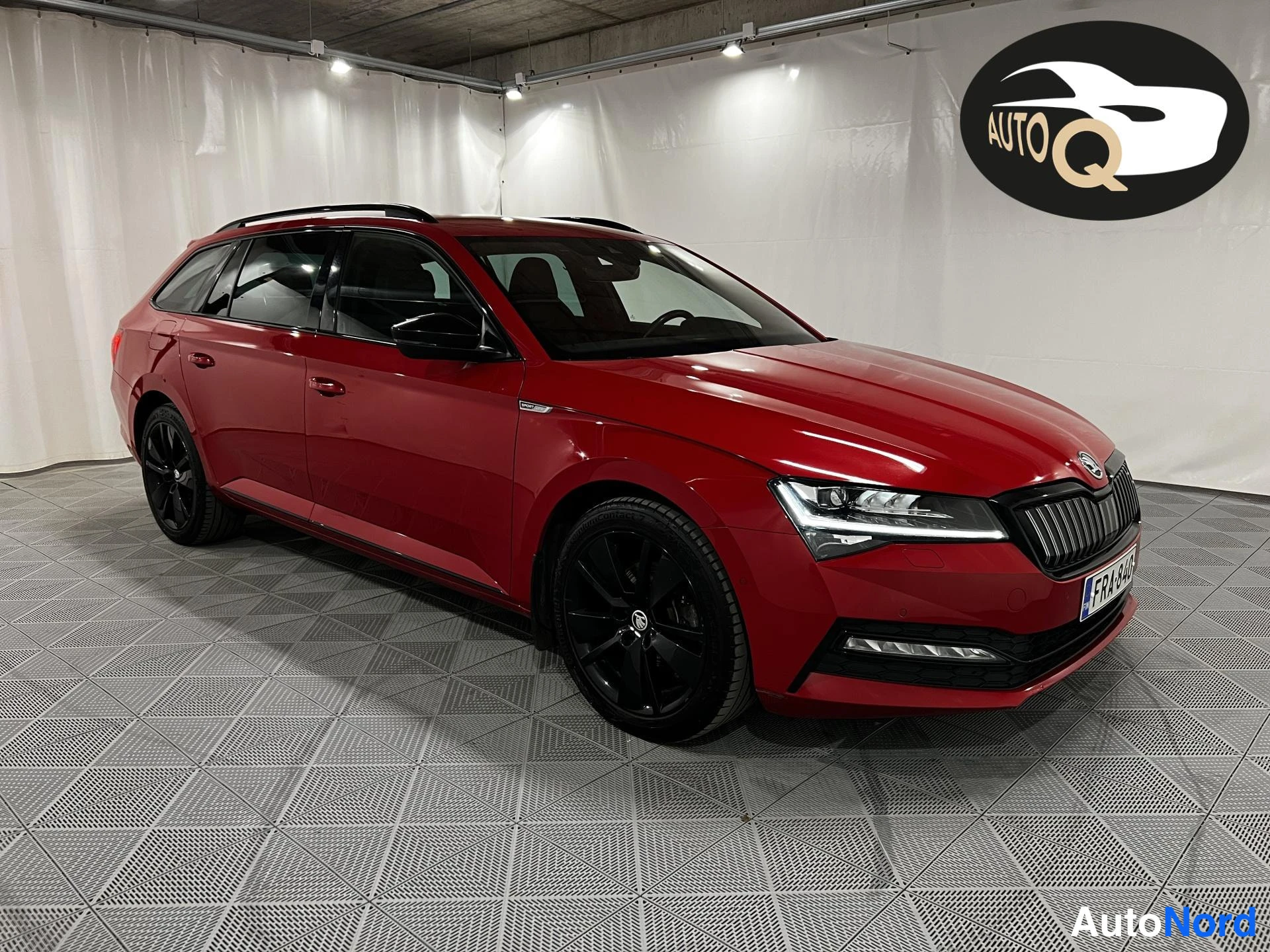 Punainen Skoda Superb 2021, kuva 2