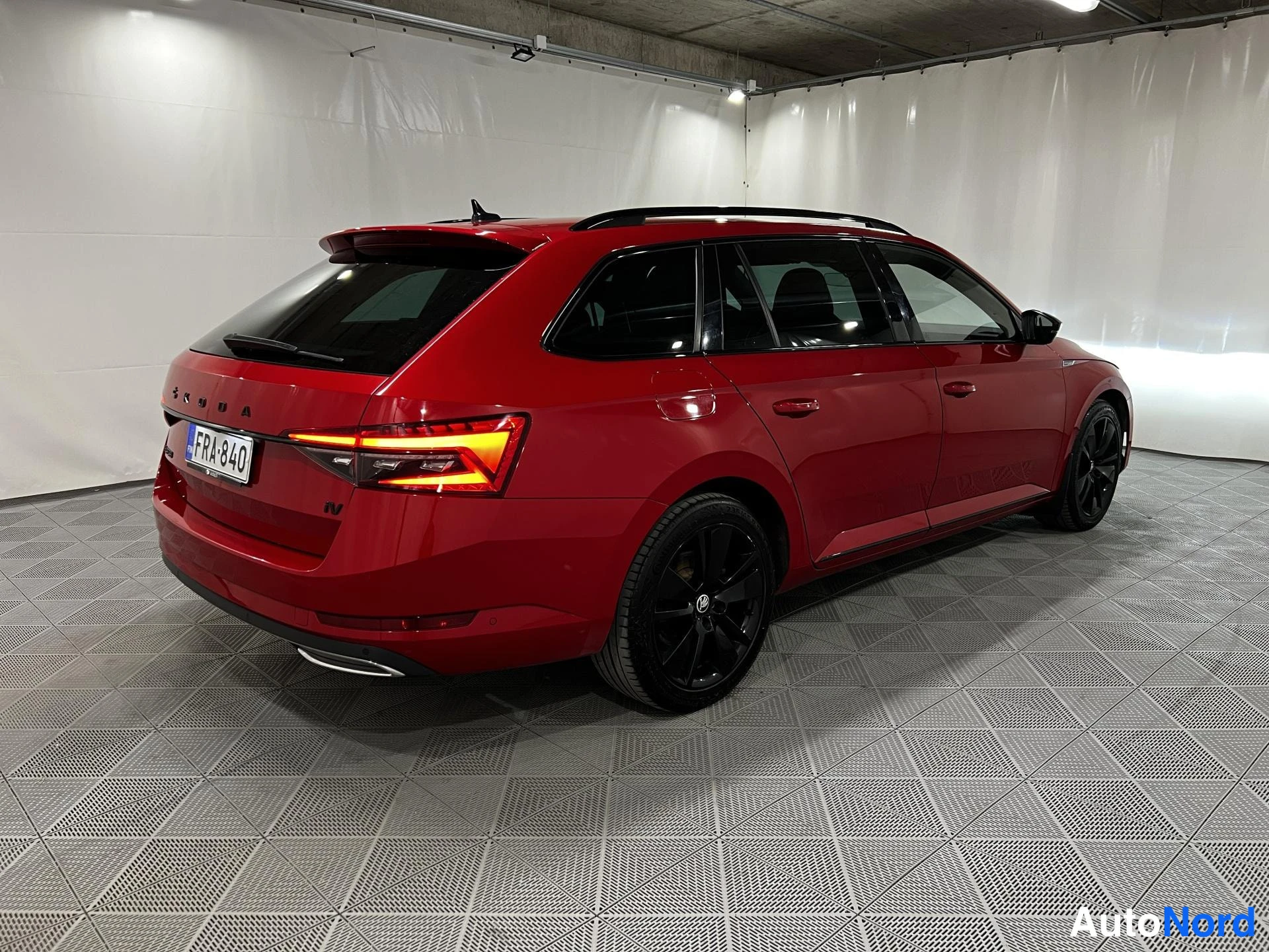 Punainen Skoda Superb 2021, kuva 4