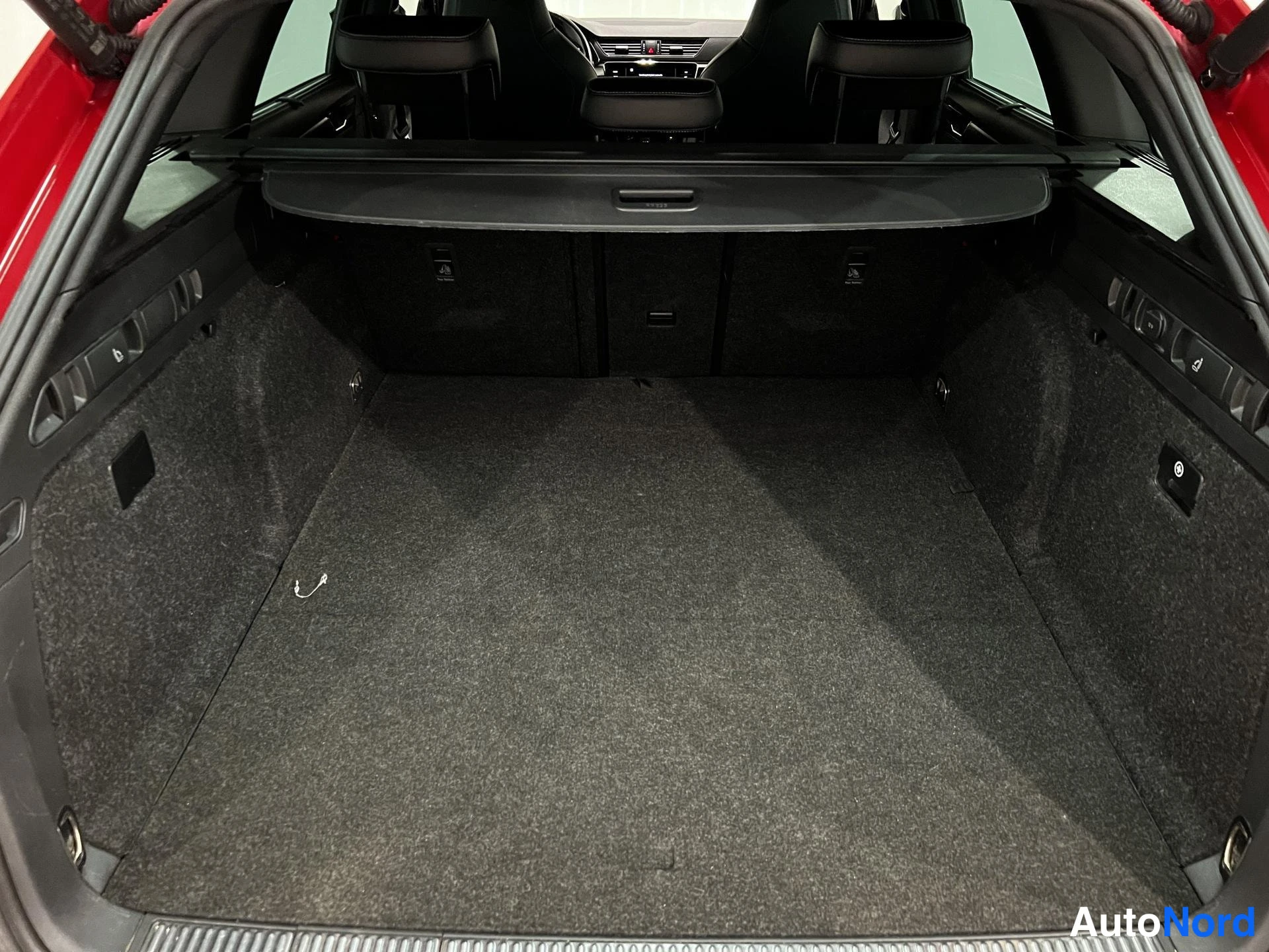 Punainen Skoda Superb 2021, kuva 15