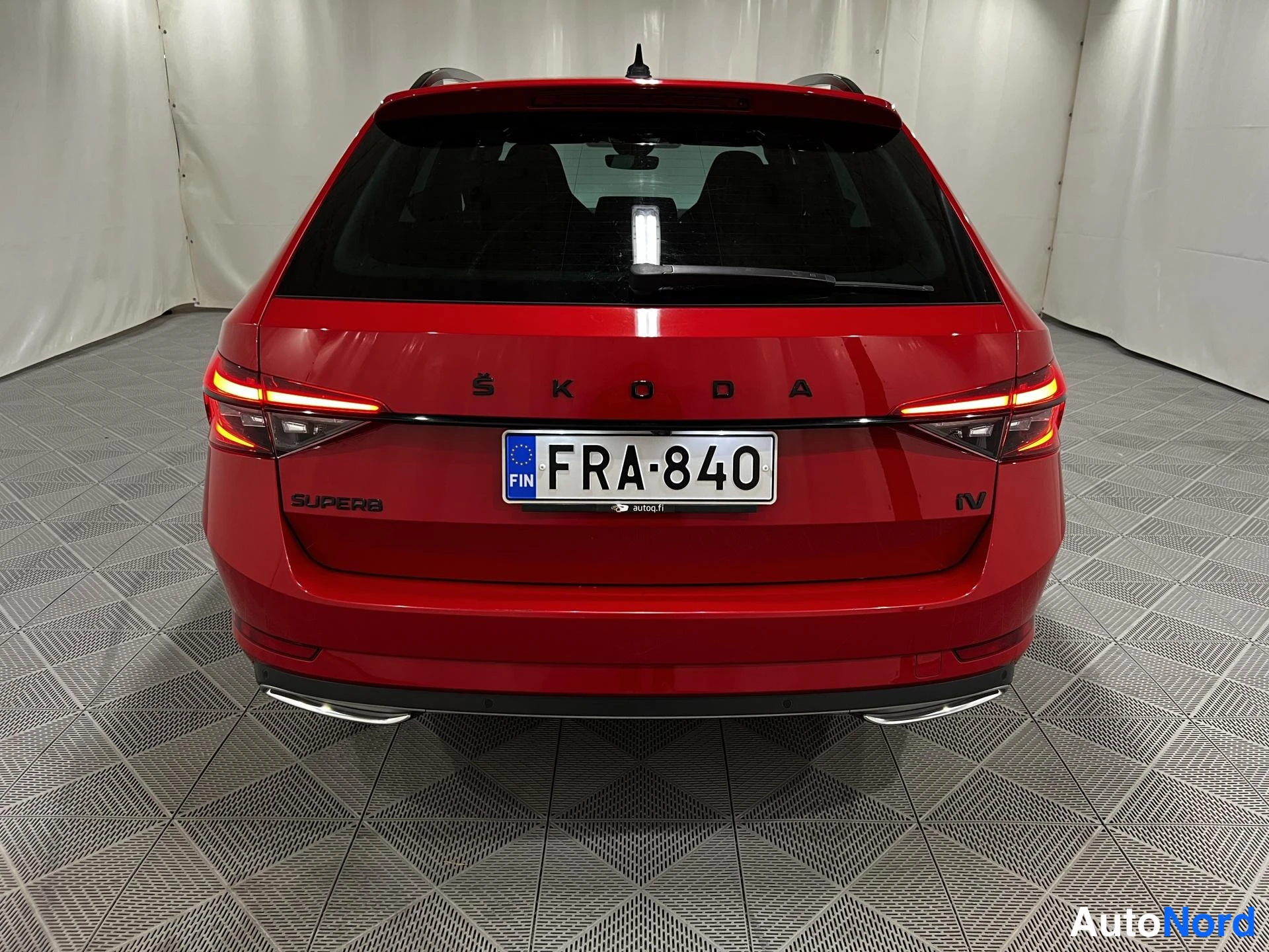 Punainen Skoda Superb 2021, kuva 6