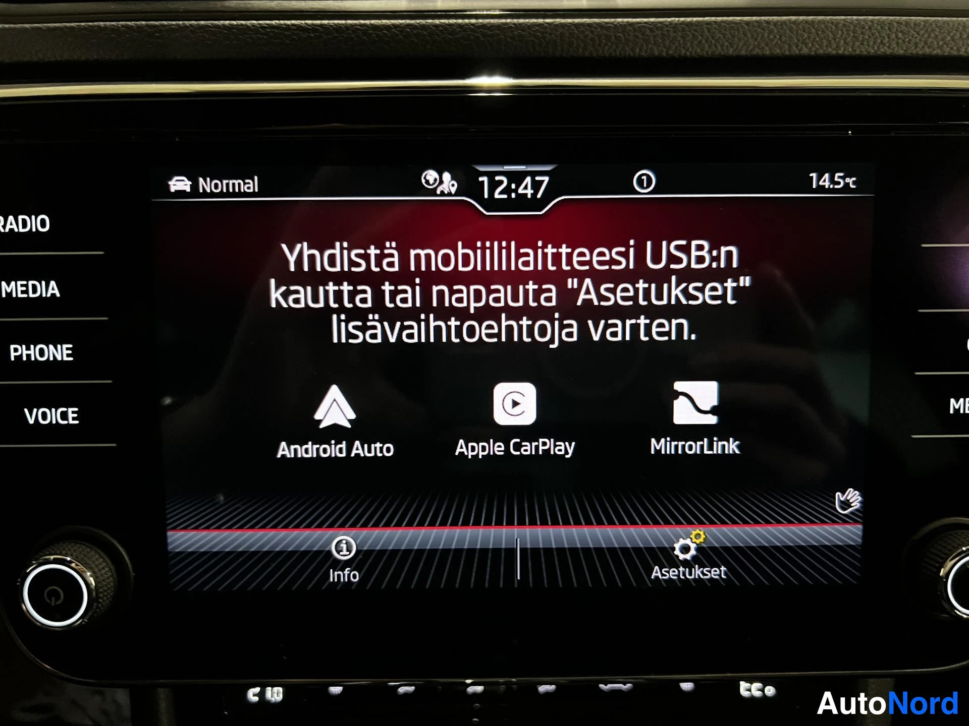 Punainen Skoda Superb 2021, kuva 22