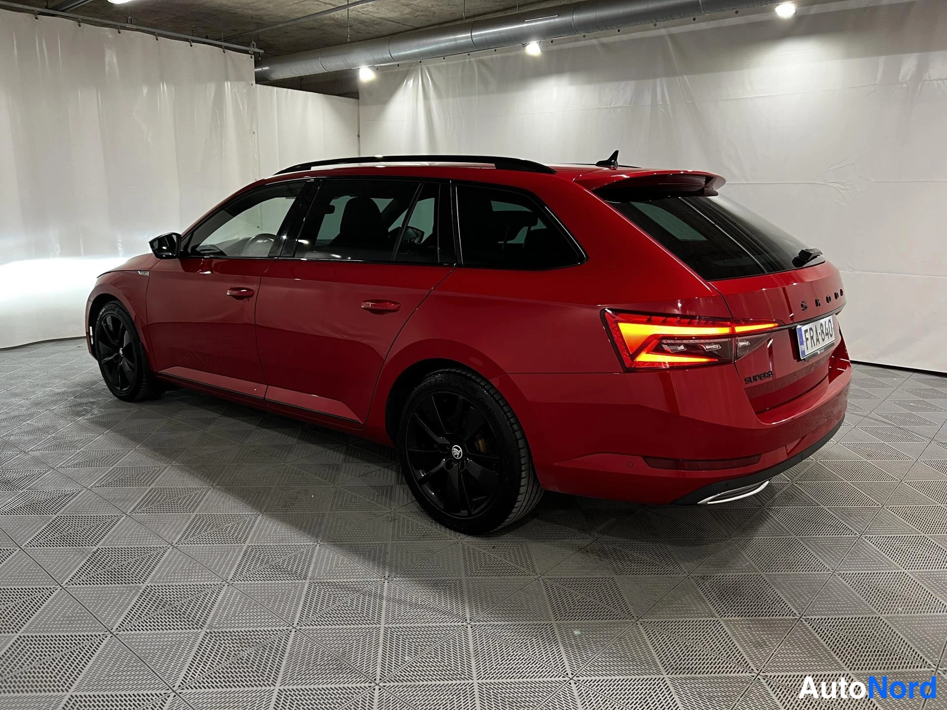 Punainen Skoda Superb 2021, kuva 5