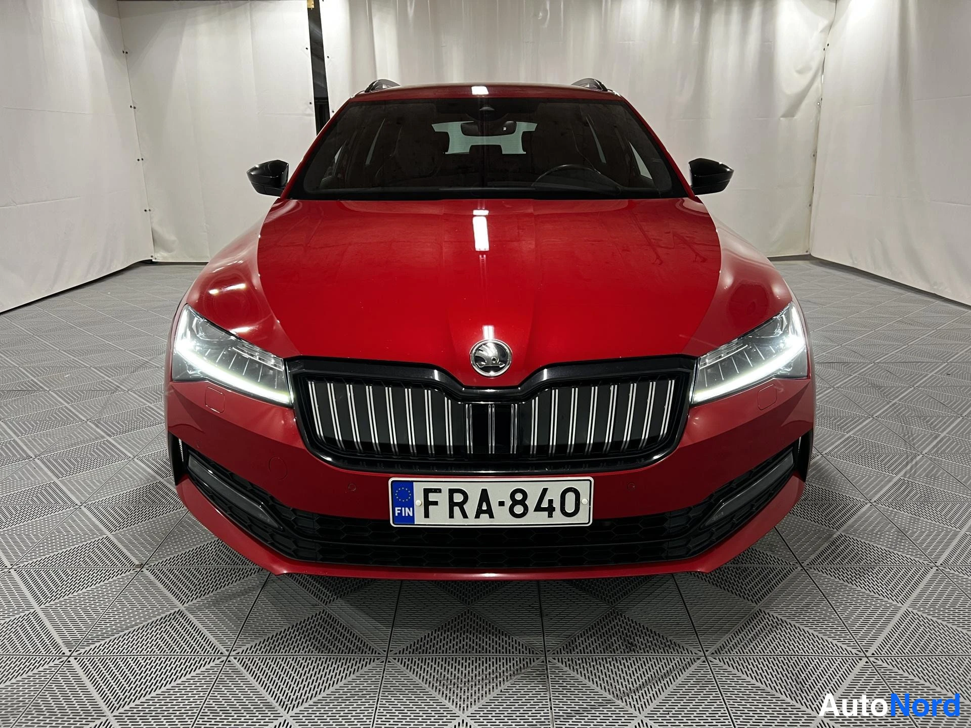 Punainen Skoda Superb 2021, kuva 3