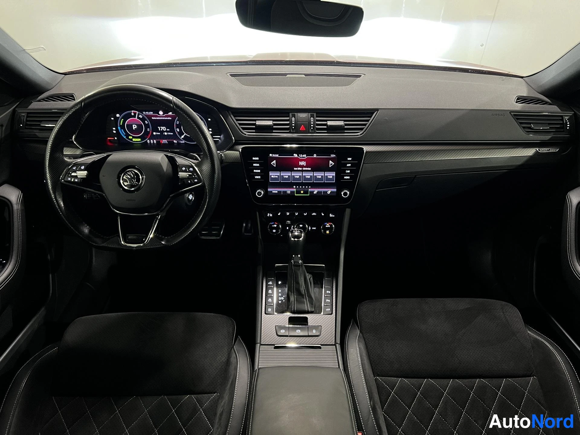 Punainen Skoda Superb 2021, kuva 8
