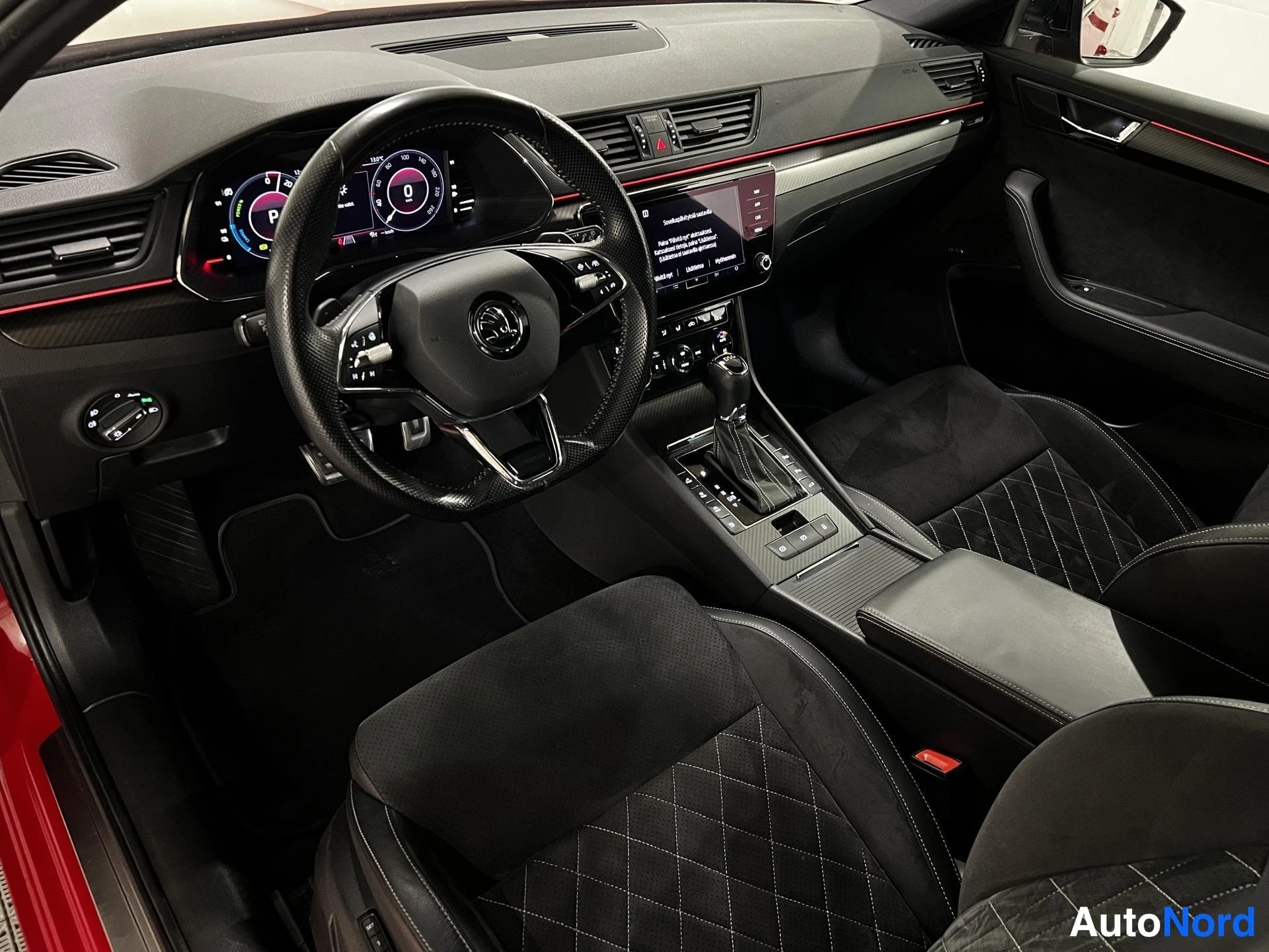 Punainen Skoda Superb 2021, kuva 9
